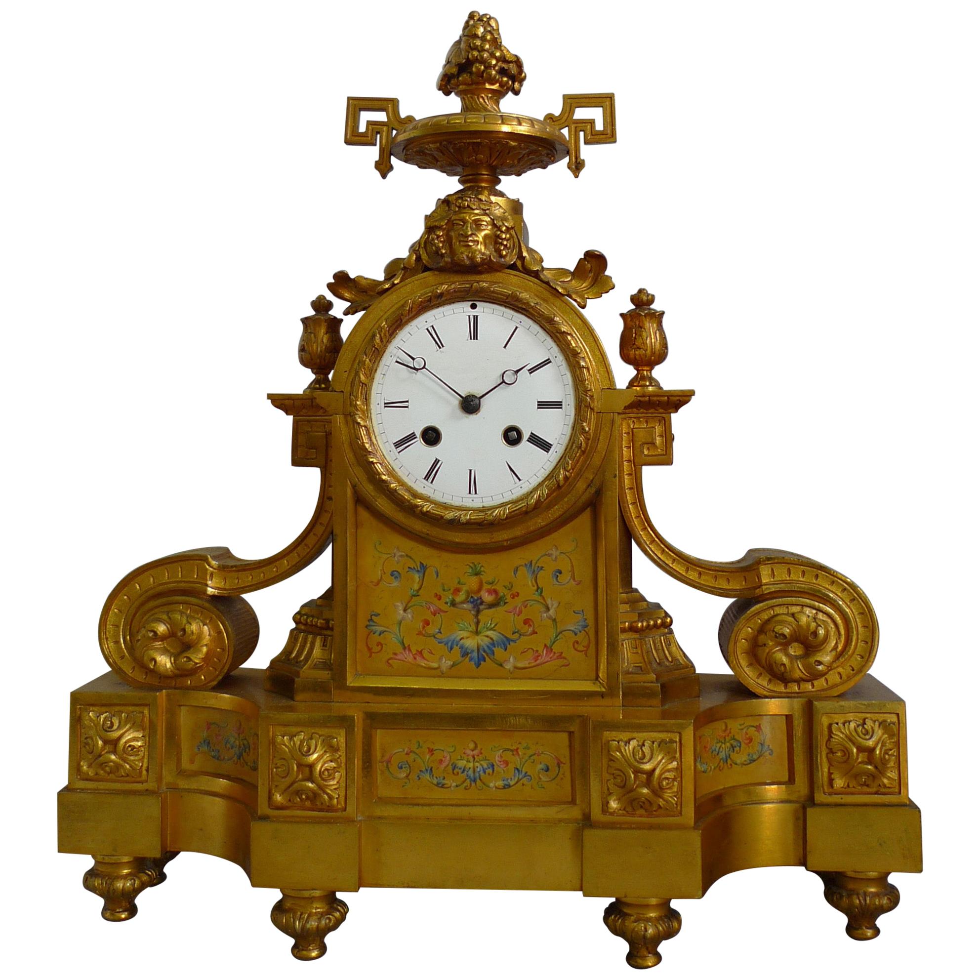 Orologio da camino francese in porcellana e ormolu con timbro in bronzo H. H. Picard