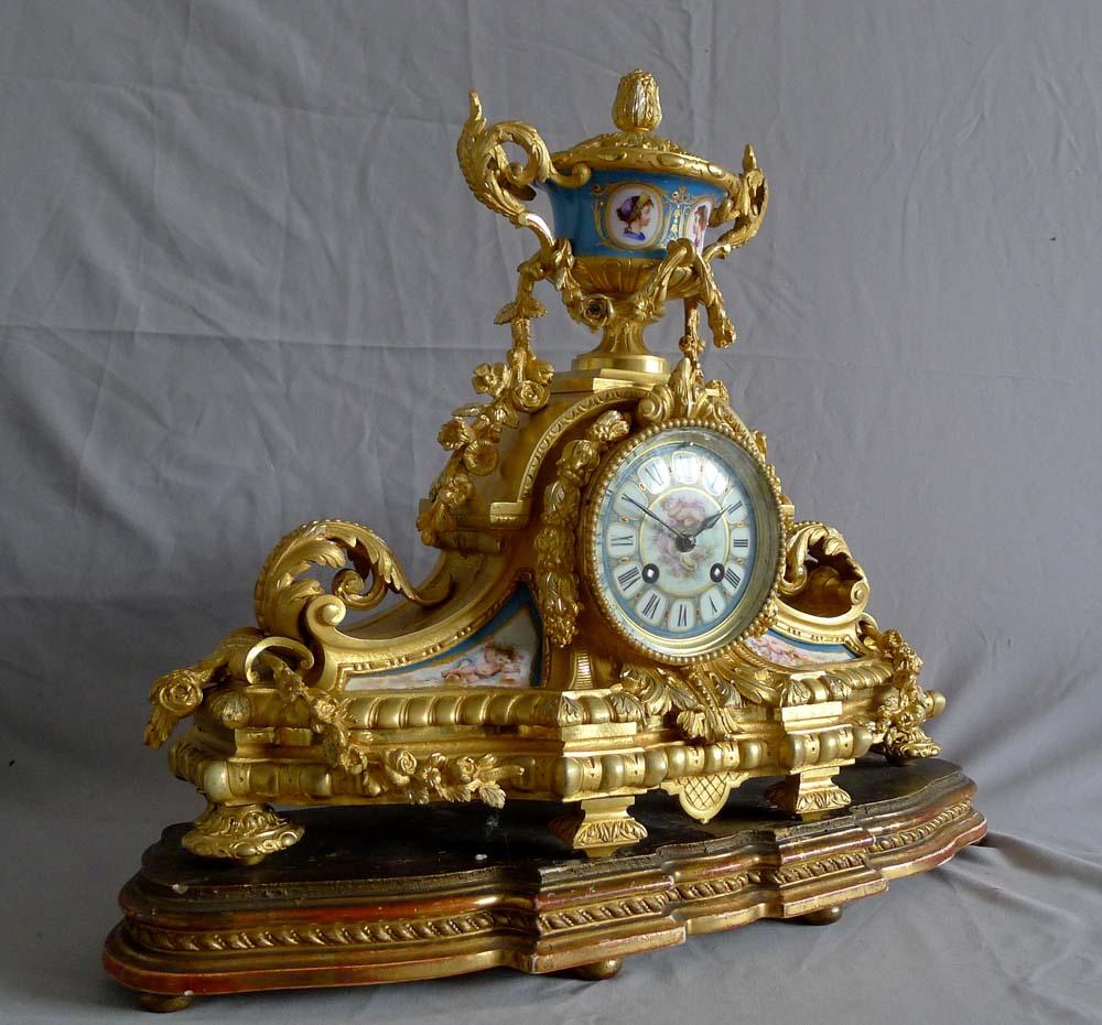 Français Pendule de cheminée en porcelaine française et en bronze doré avec rehauts d'argent. en vente