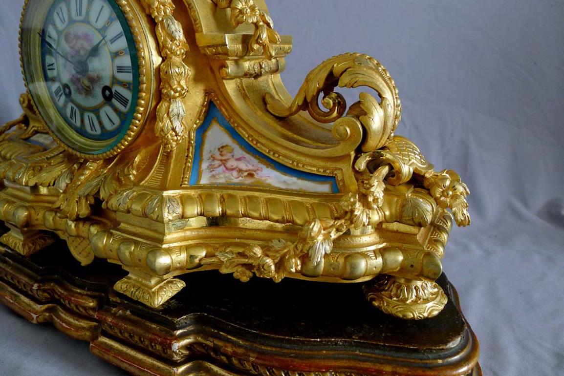 Doré Pendule de cheminée en porcelaine française et en bronze doré avec rehauts d'argent. en vente