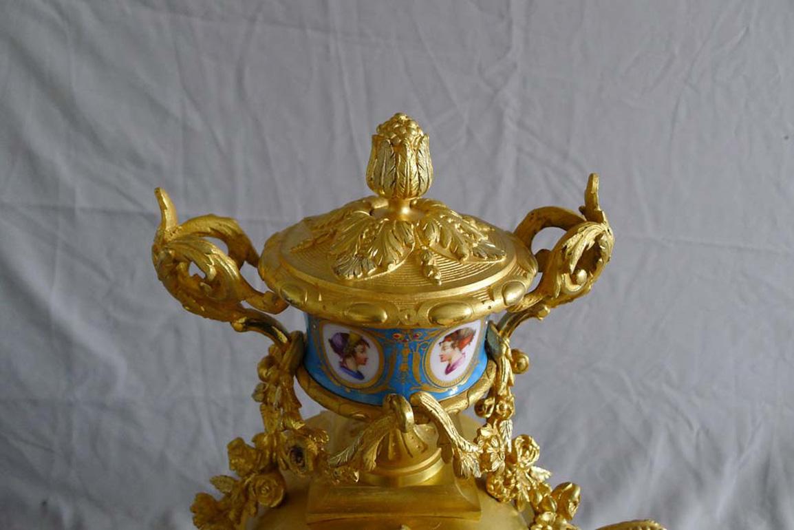 Pendule de cheminée en porcelaine française et en bronze doré avec rehauts d'argent. Bon état - En vente à London, GB