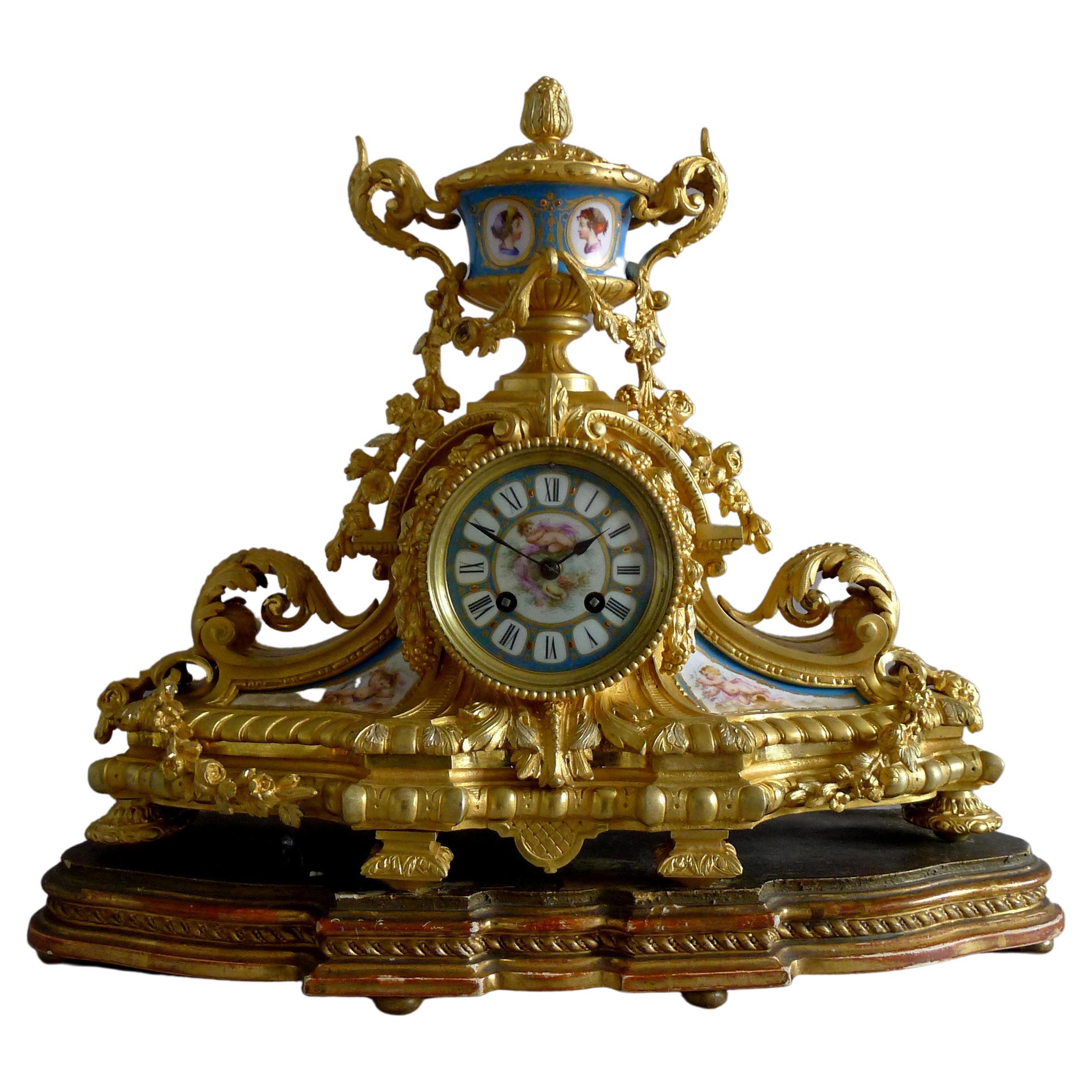 Pendule de cheminée en porcelaine française et en bronze doré avec rehauts d'argent. en vente