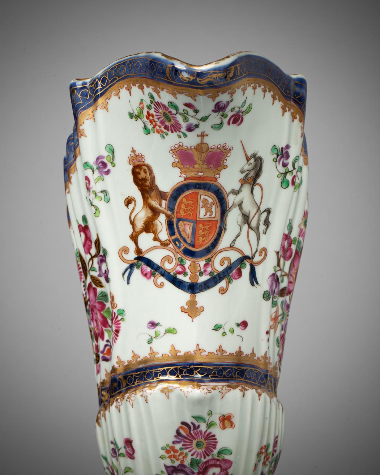 French Porcelain Armorial Ewer and Basin, Samson, circa 1890 For Sale 1