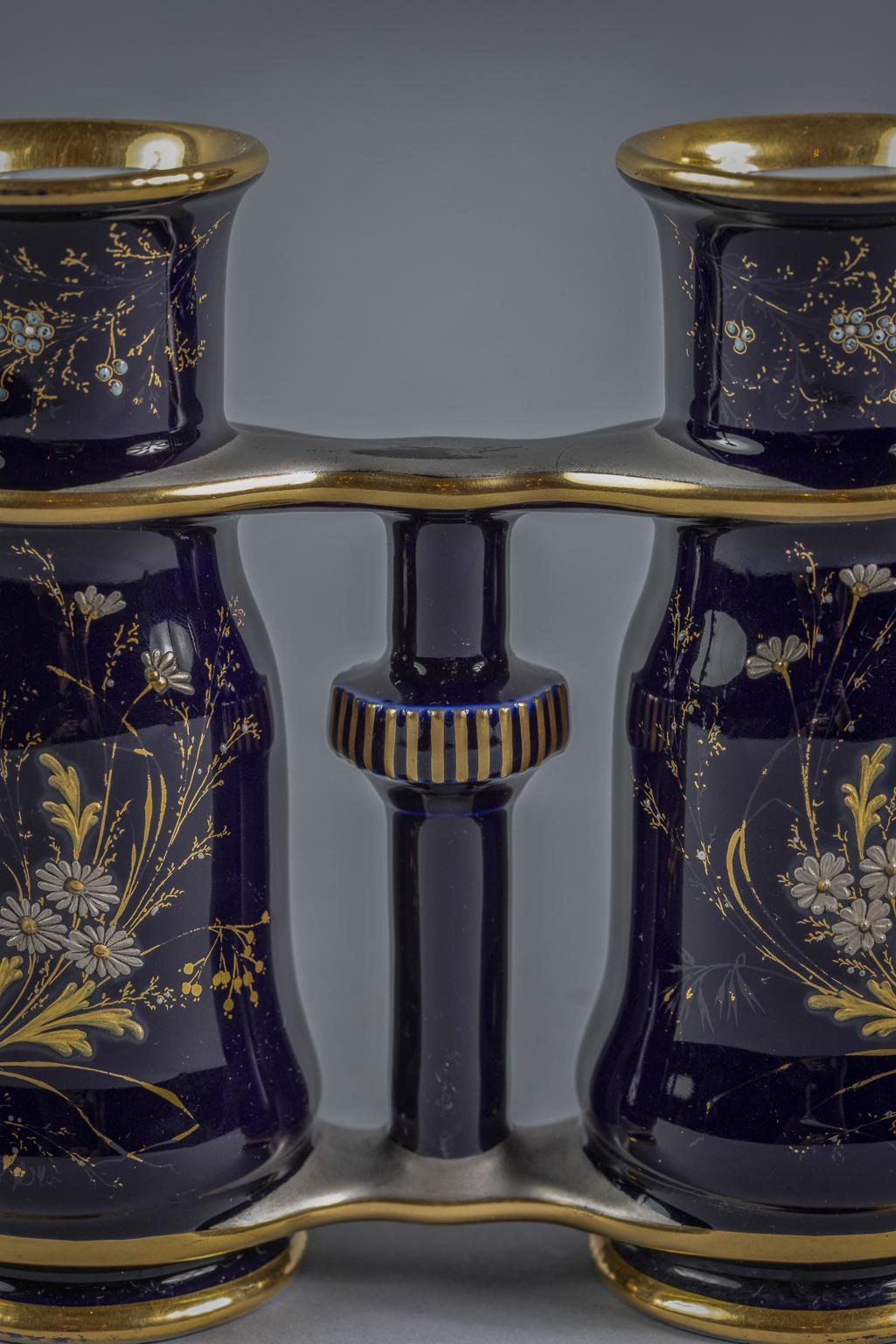 Vases à deux bourgeons de forme binoculaire en porcelaine française, Jacob Petit, vers 1850 Bon état - En vente à New York, NY
