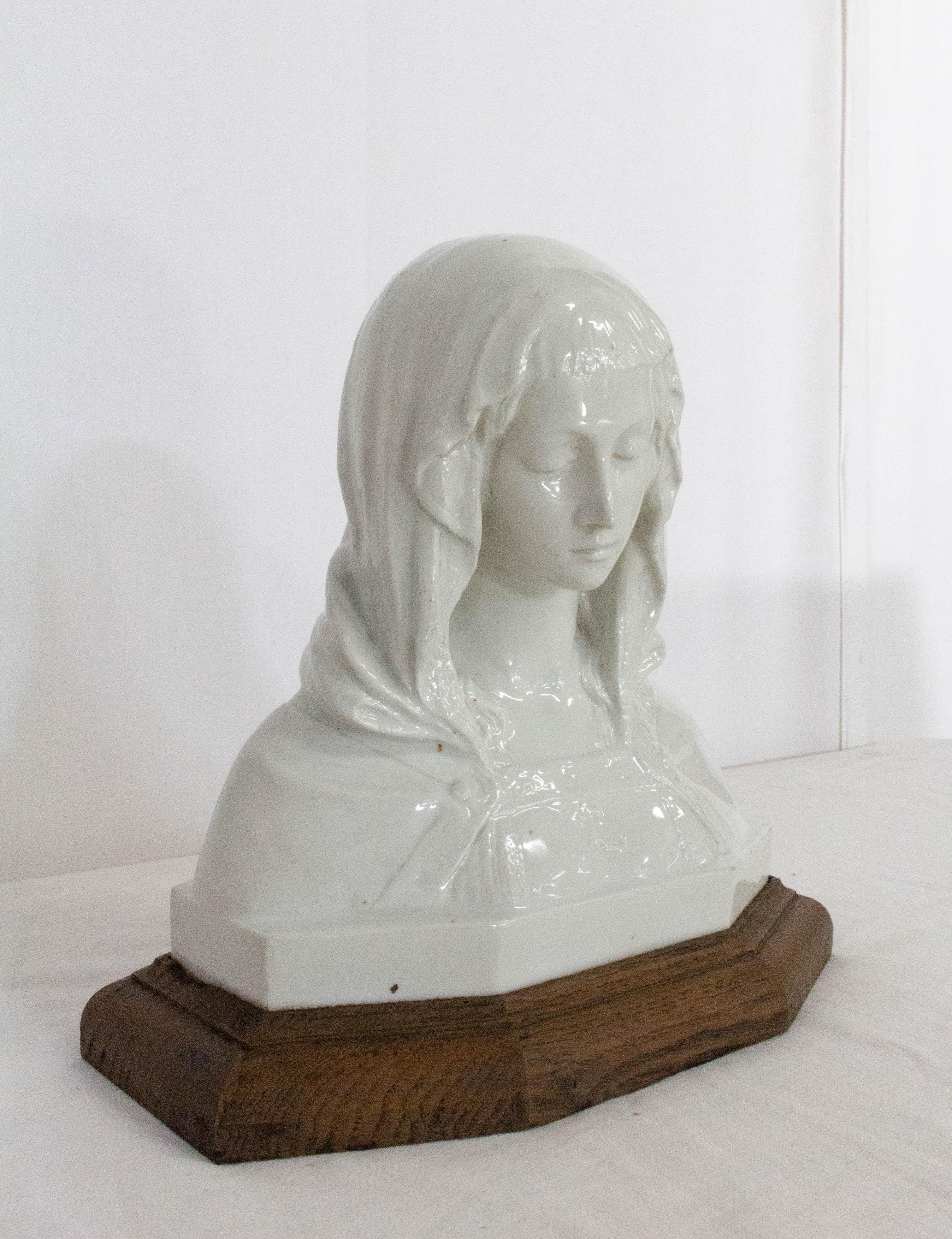 French Virgin Mary Bust Porcelain on wood, circa 1880
Very good condition 

Measures: For shipping: 24 x 24 x 15 cm 1.6 kg.