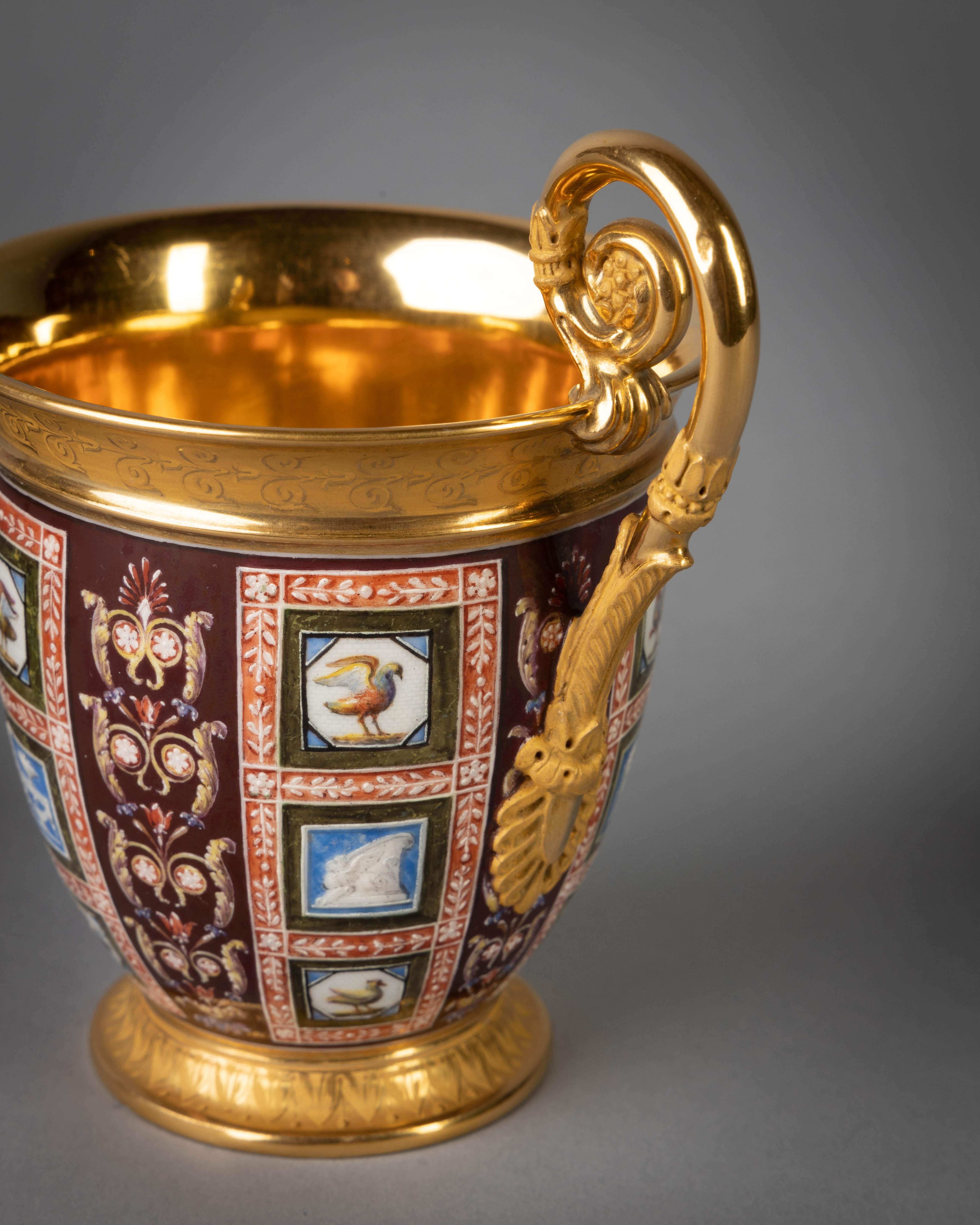 Tasse et soucoupe de cabinet en porcelaine française, Sèvres, vers 1815 Bon état - En vente à New York, NY
