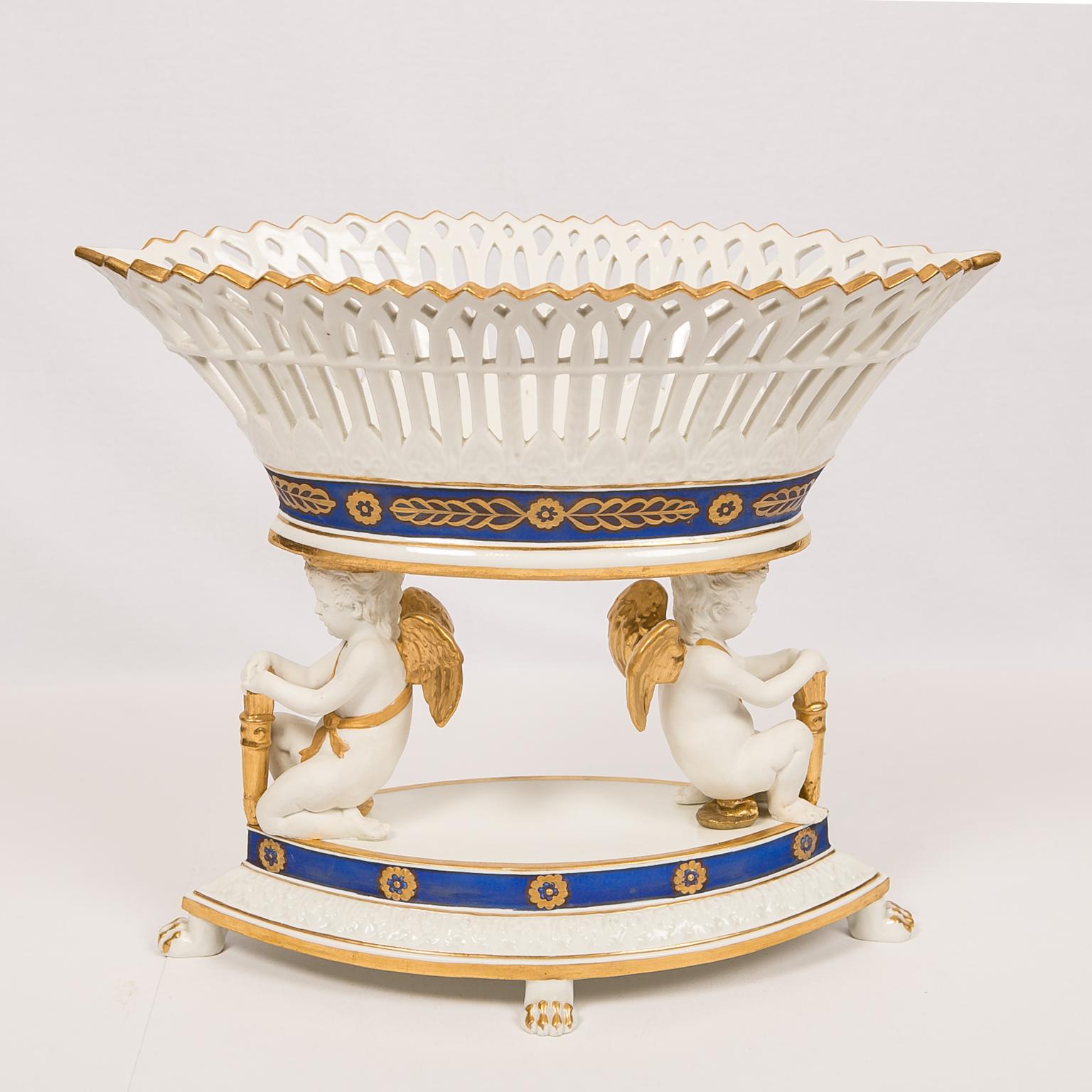 Neoclassical Antique French Porcelain Centerpiece Made by Samson et Cie. Late 19th Century