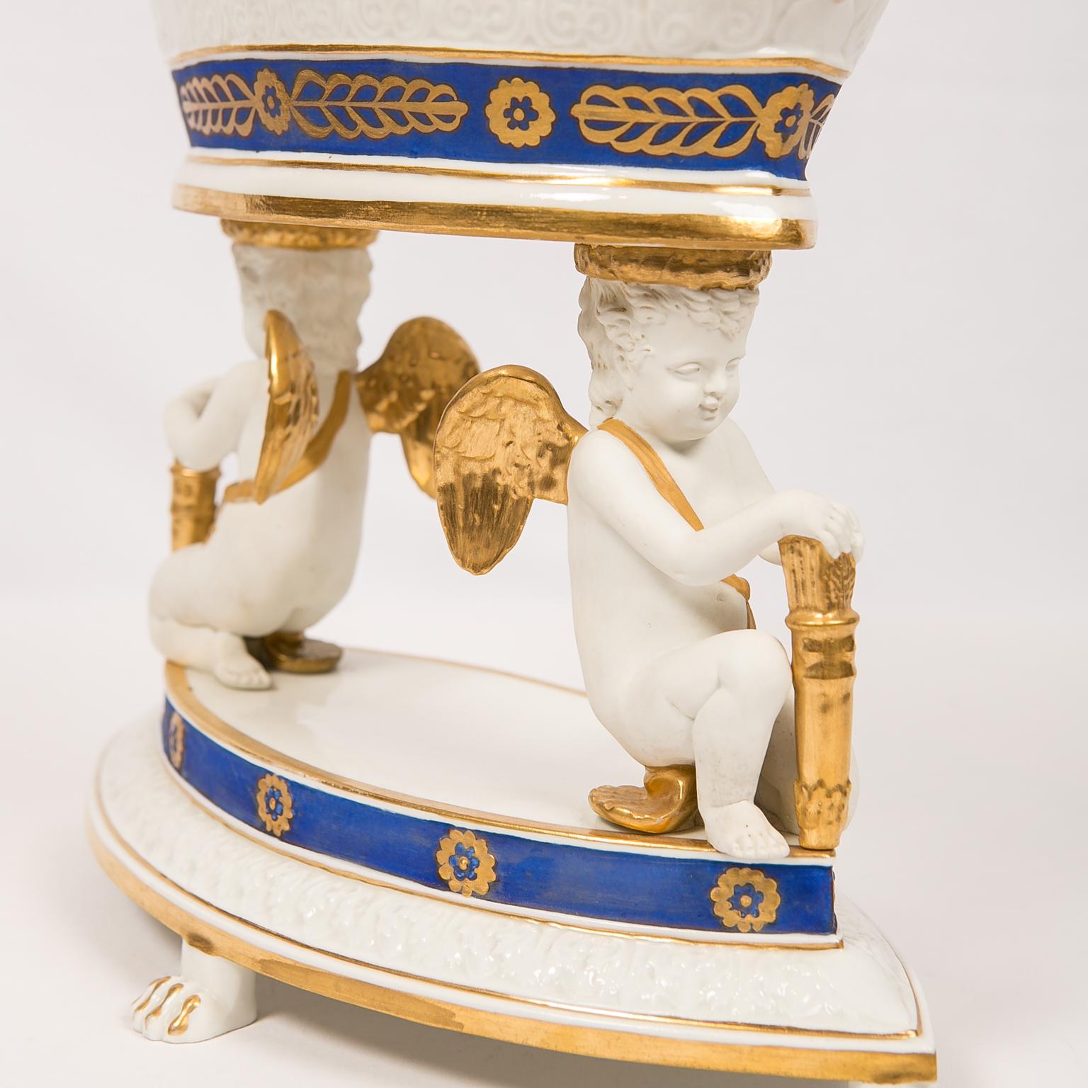 Antique French Porcelain Centerpiece Made by Samson et Cie. Late 19th Century In Excellent Condition In Katonah, NY