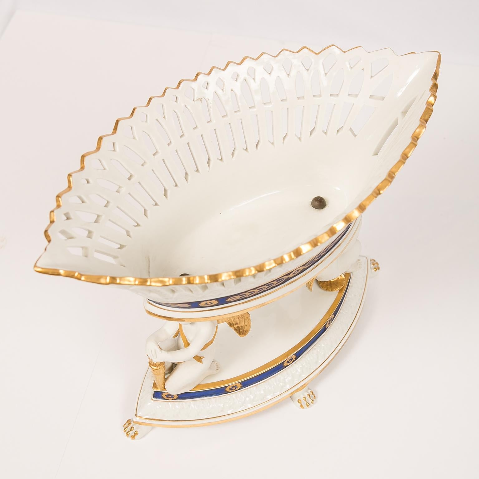 Antique French Porcelain Centerpiece Made by Samson et Cie. Late 19th Century 4