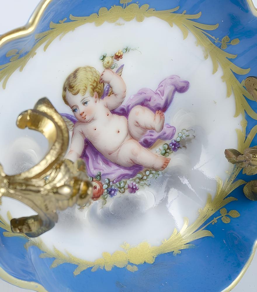 French porcelain centerpiece, mid-19th century Sevres. In Good Condition For Sale In Autonomous City Buenos Aires, CABA