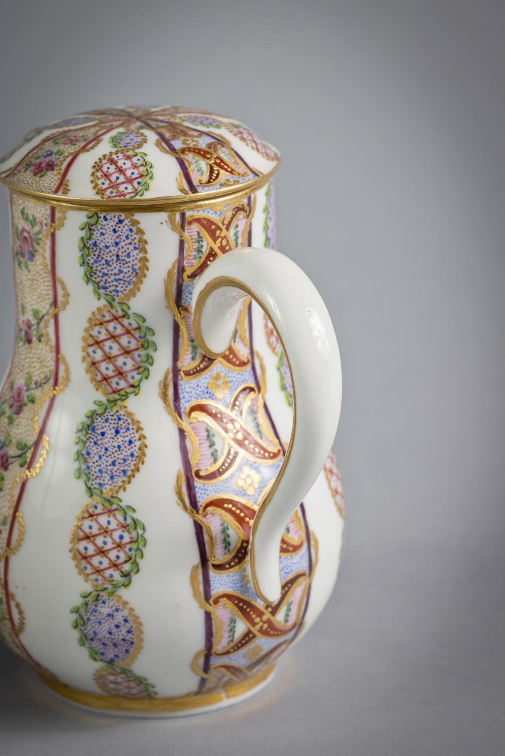 Aiguière et bol couverts en porcelaine française, Sèvres, vers 1765 Bon état - En vente à New York, NY