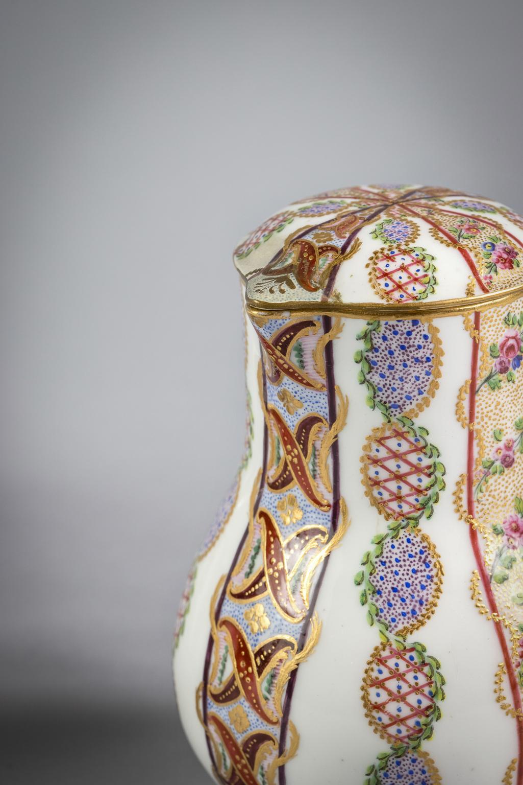 Milieu du XVIIIe siècle Aiguière et bol couverts en porcelaine française, Sèvres, vers 1765 en vente