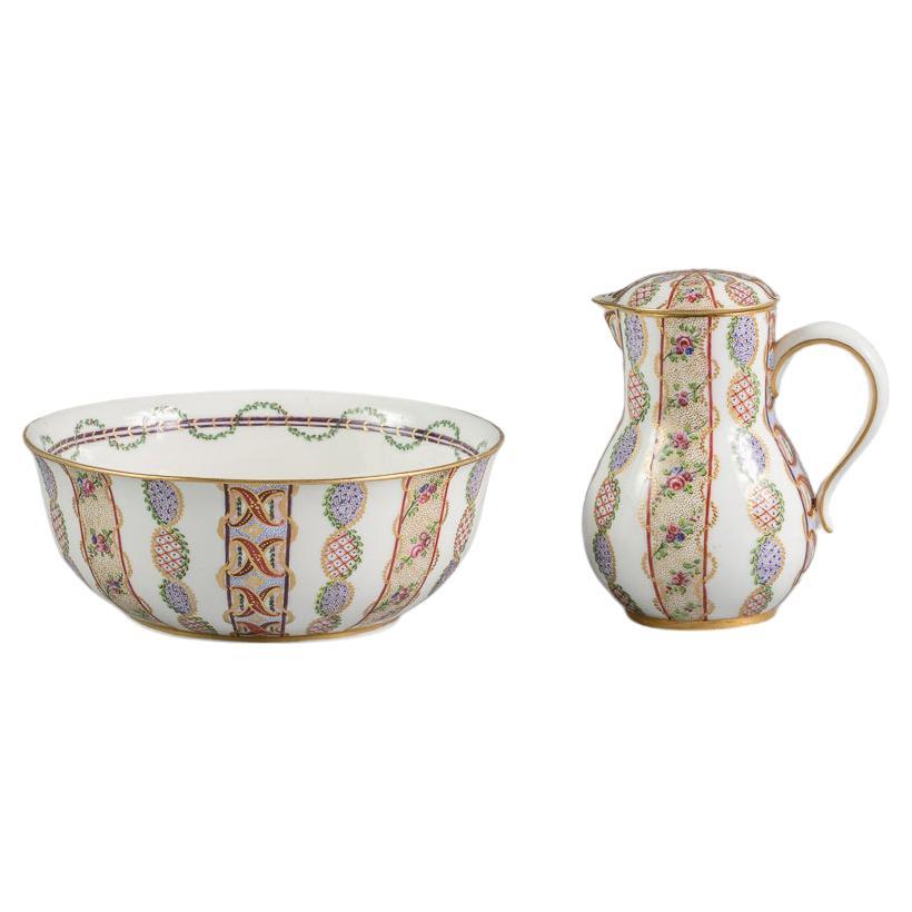 Aiguière et bol couverts en porcelaine française, Sèvres, vers 1765 en vente