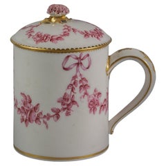 Gobelet recouvert de porcelaine française, Sèvres, daté de 1763