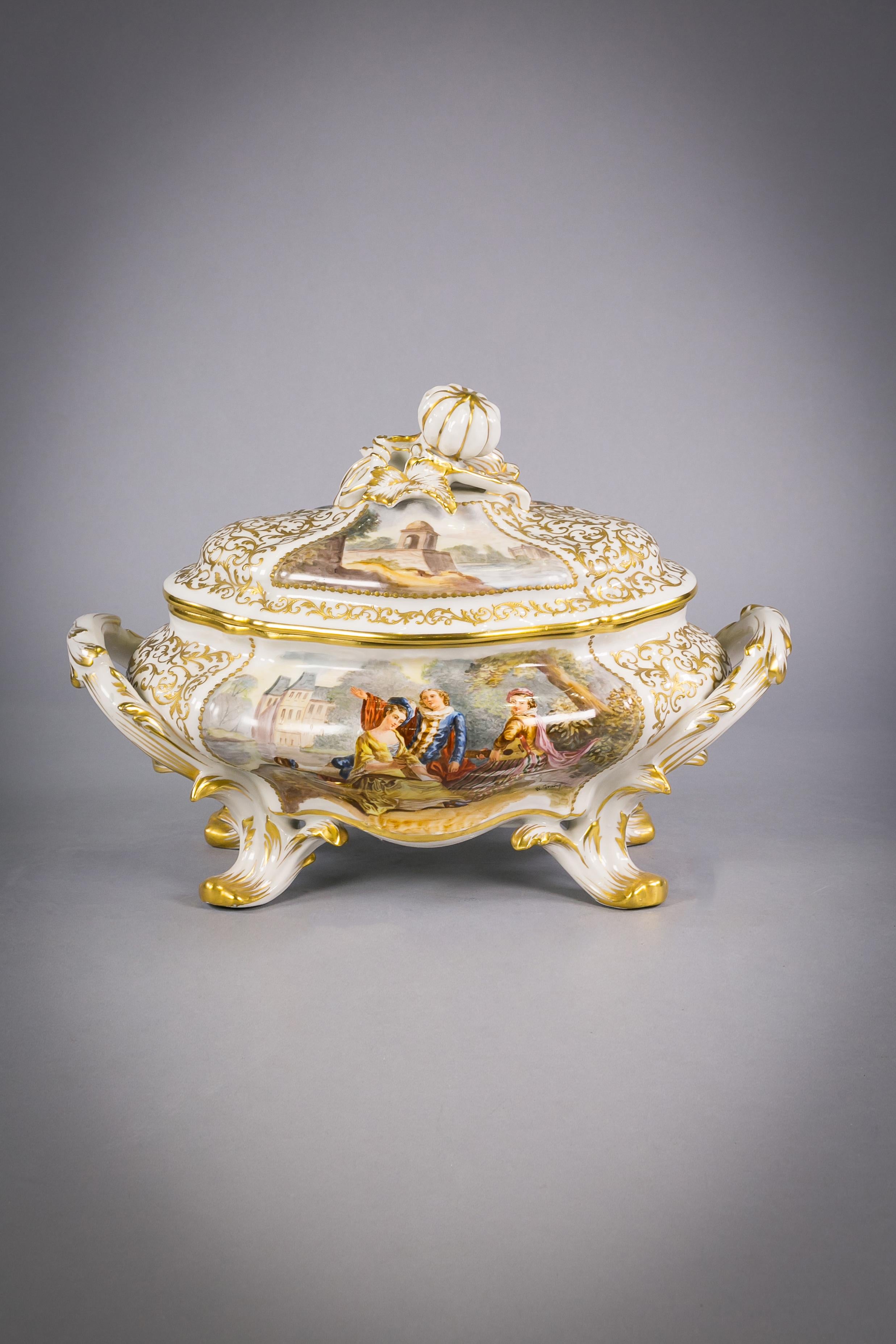 French Porcelain Covered Soup Tureen on Stand, circa 1900 For Sale 1