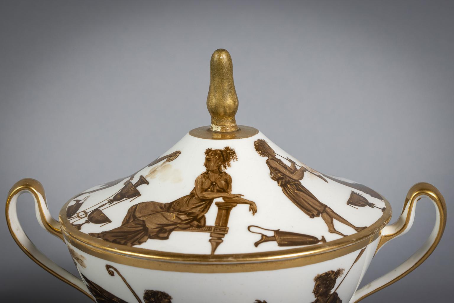 French Porcelain Dessert Service, circa 1840 In Good Condition For Sale In New York, NY