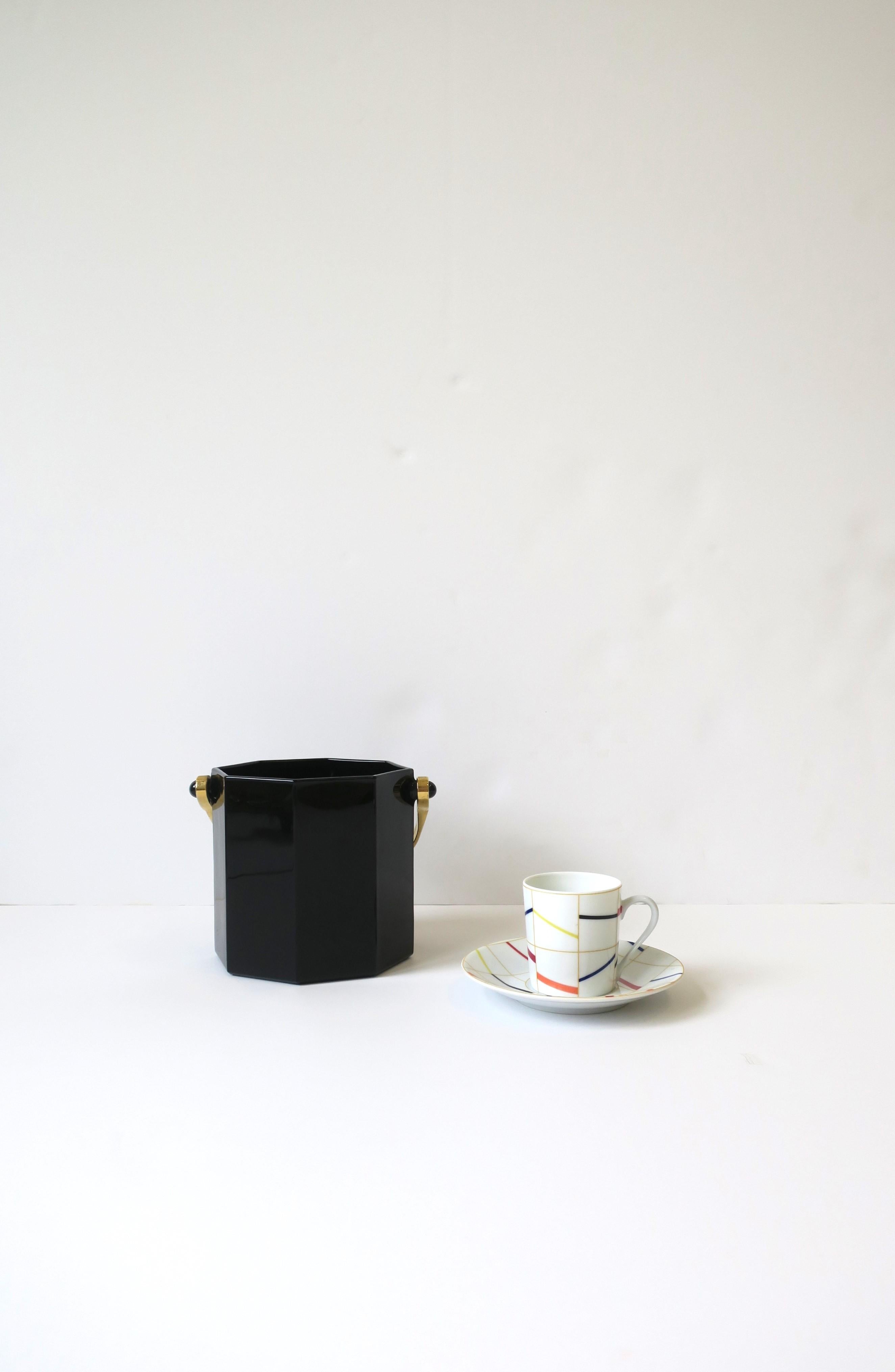 Demitasse- oder Teebecher/ Untertasse aus Porzellan mit abstrahiertem Design für Espresso, Kaffee oder Tee (Französisch) im Angebot