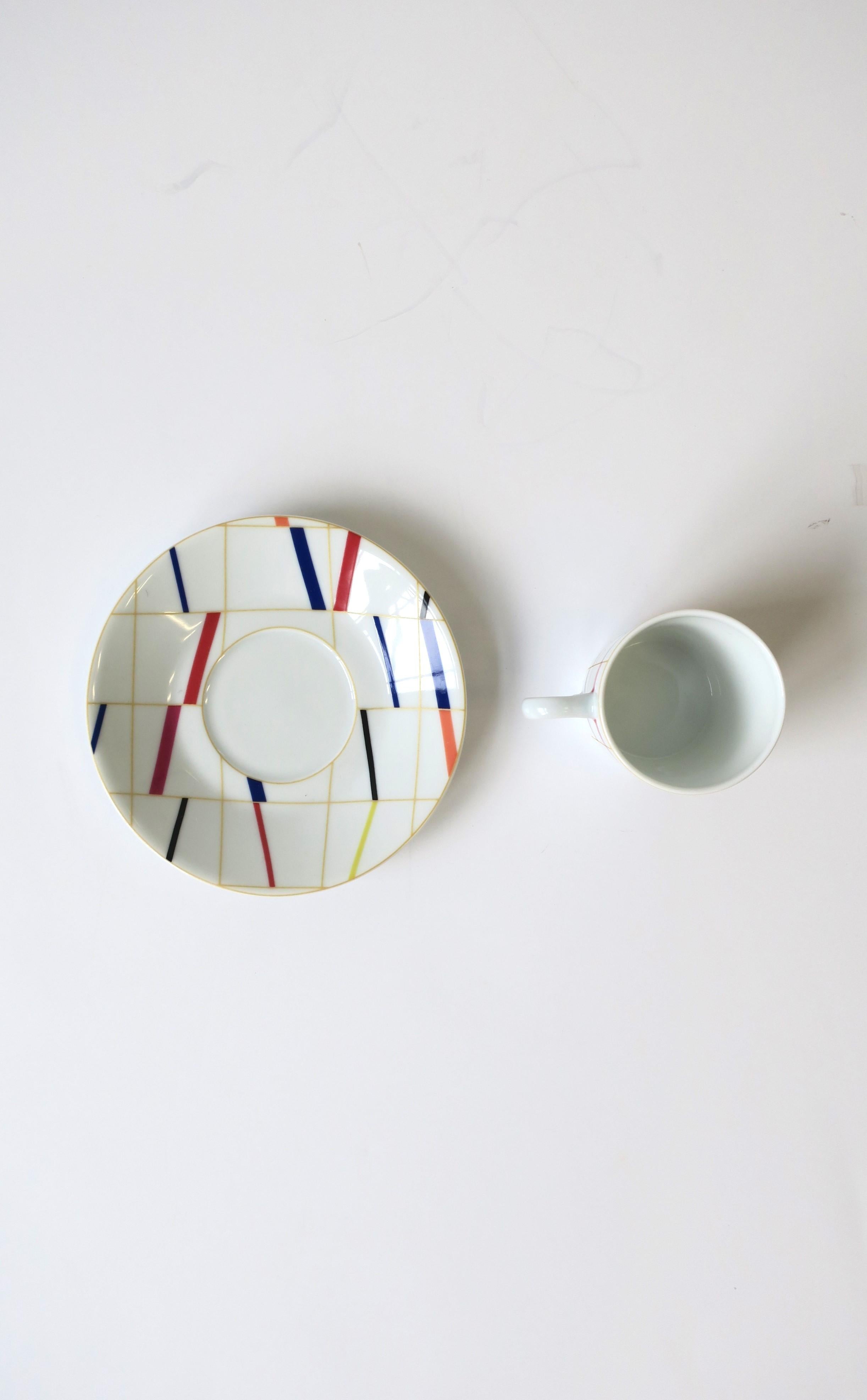 Demitasse- oder Teebecher/ Untertasse aus Porzellan mit abstrahiertem Design für Espresso, Kaffee oder Tee (20. Jahrhundert) im Angebot