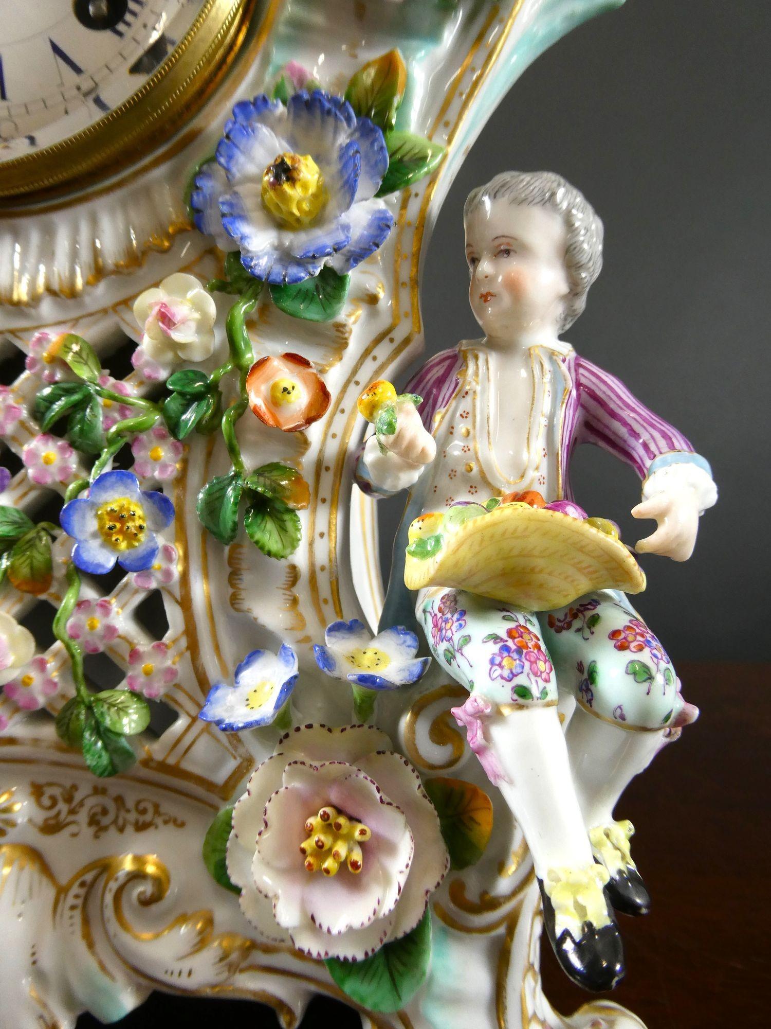 Französische Porzellan Figurale Kaminsimsuhr im Angebot 9