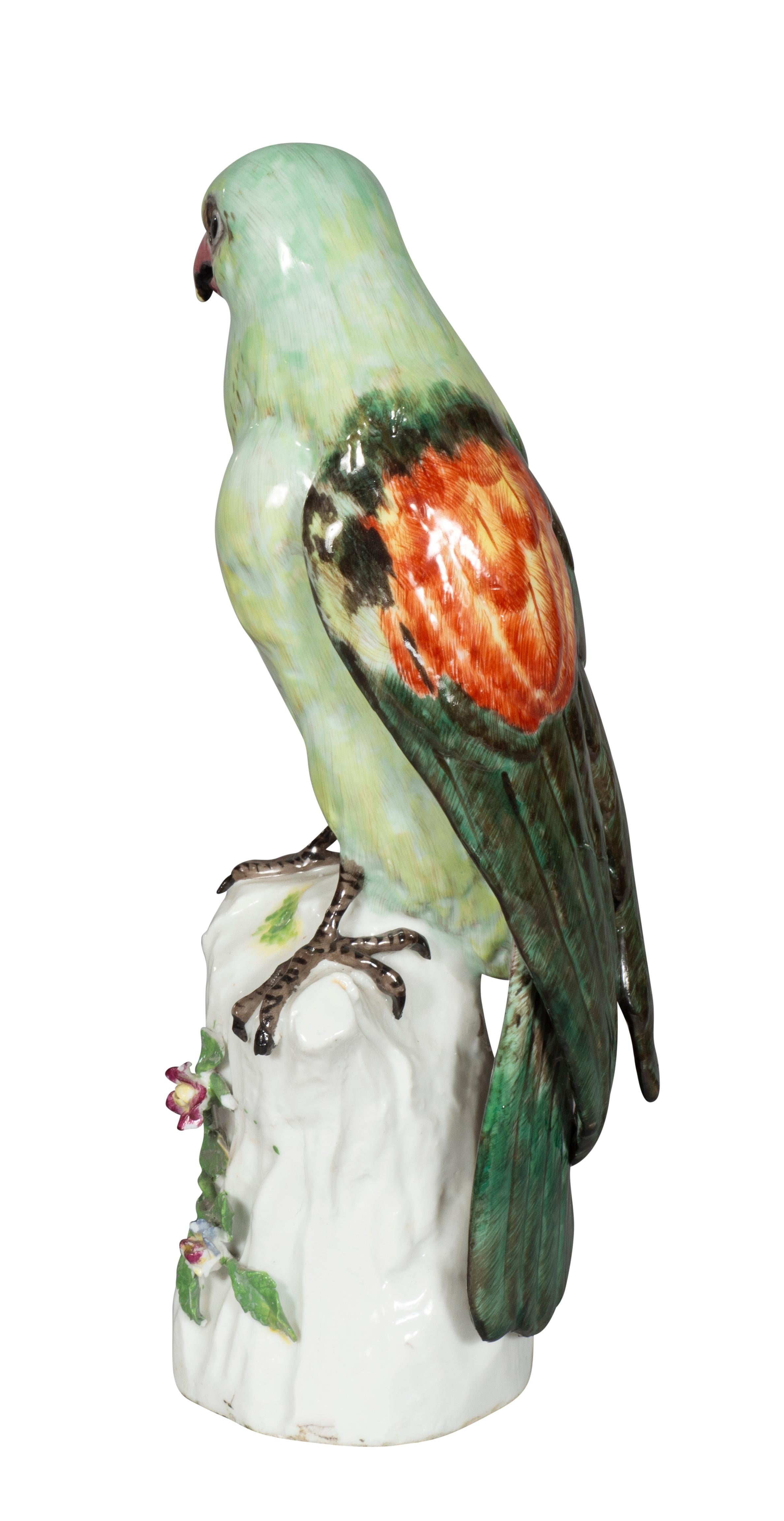 Porzellanfigur eines Papagei aus Frankreich (Französisch) im Angebot