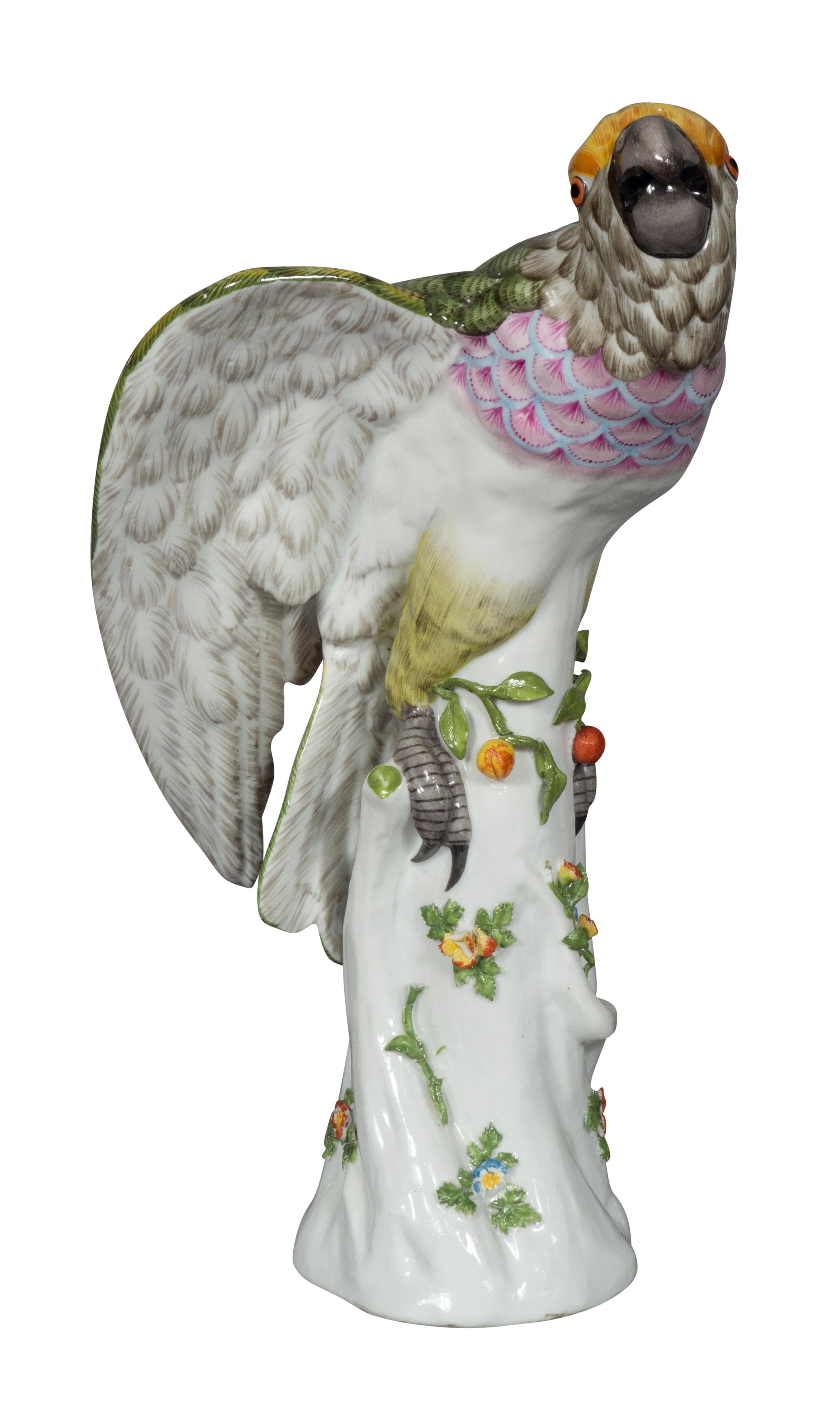 Français Figure d'un perroquet en porcelaine française en vente