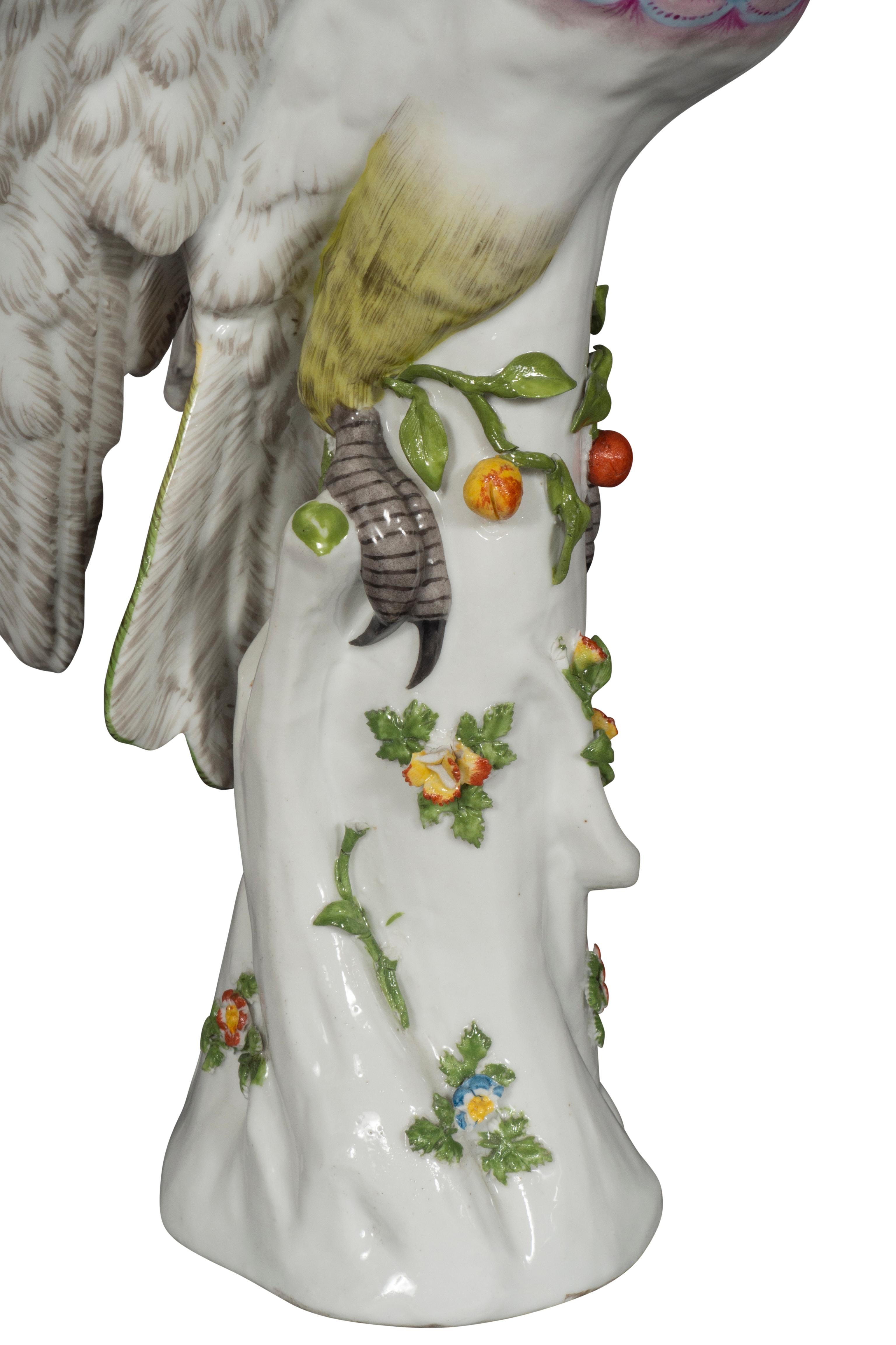 Figure d'un perroquet en porcelaine française Bon état - En vente à Essex, MA