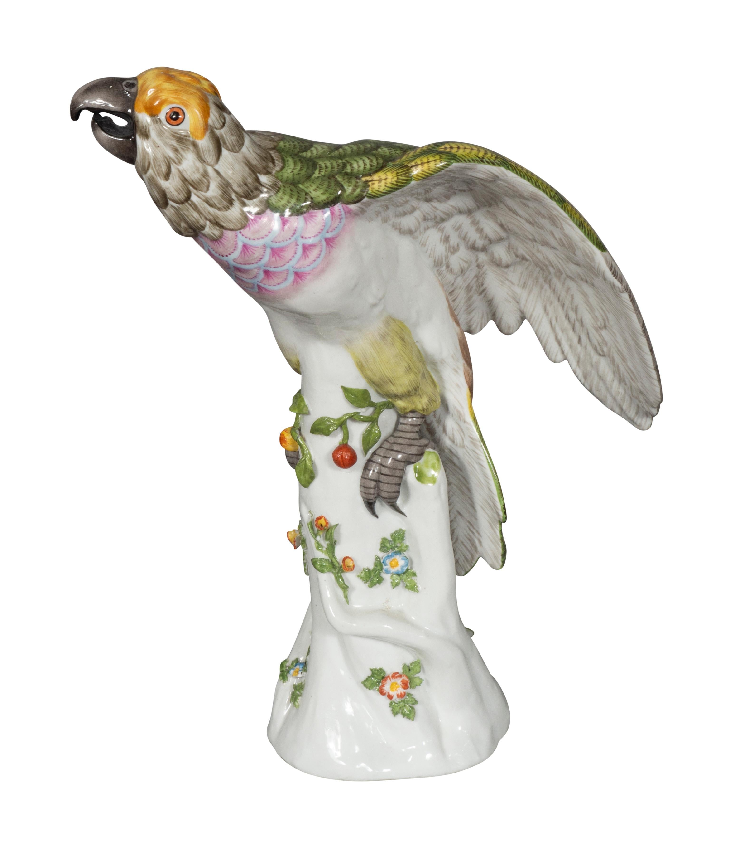 XIXe siècle Figure d'un perroquet en porcelaine française en vente