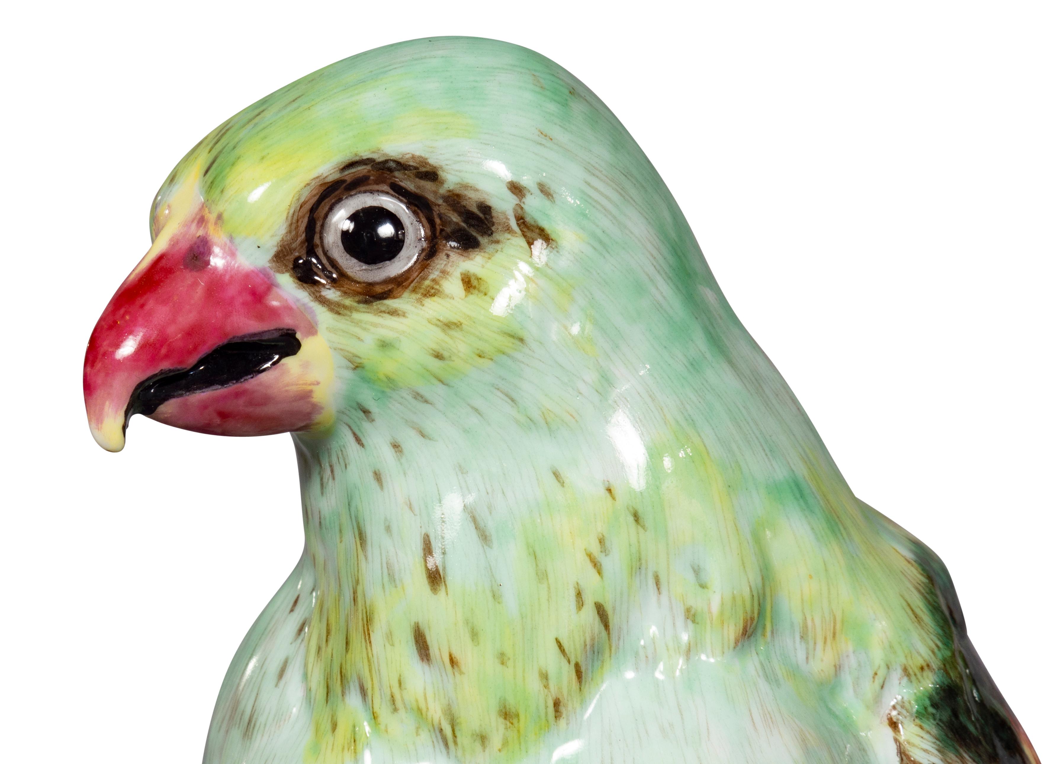 Porzellanfigur eines Papagei aus Frankreich im Angebot 1