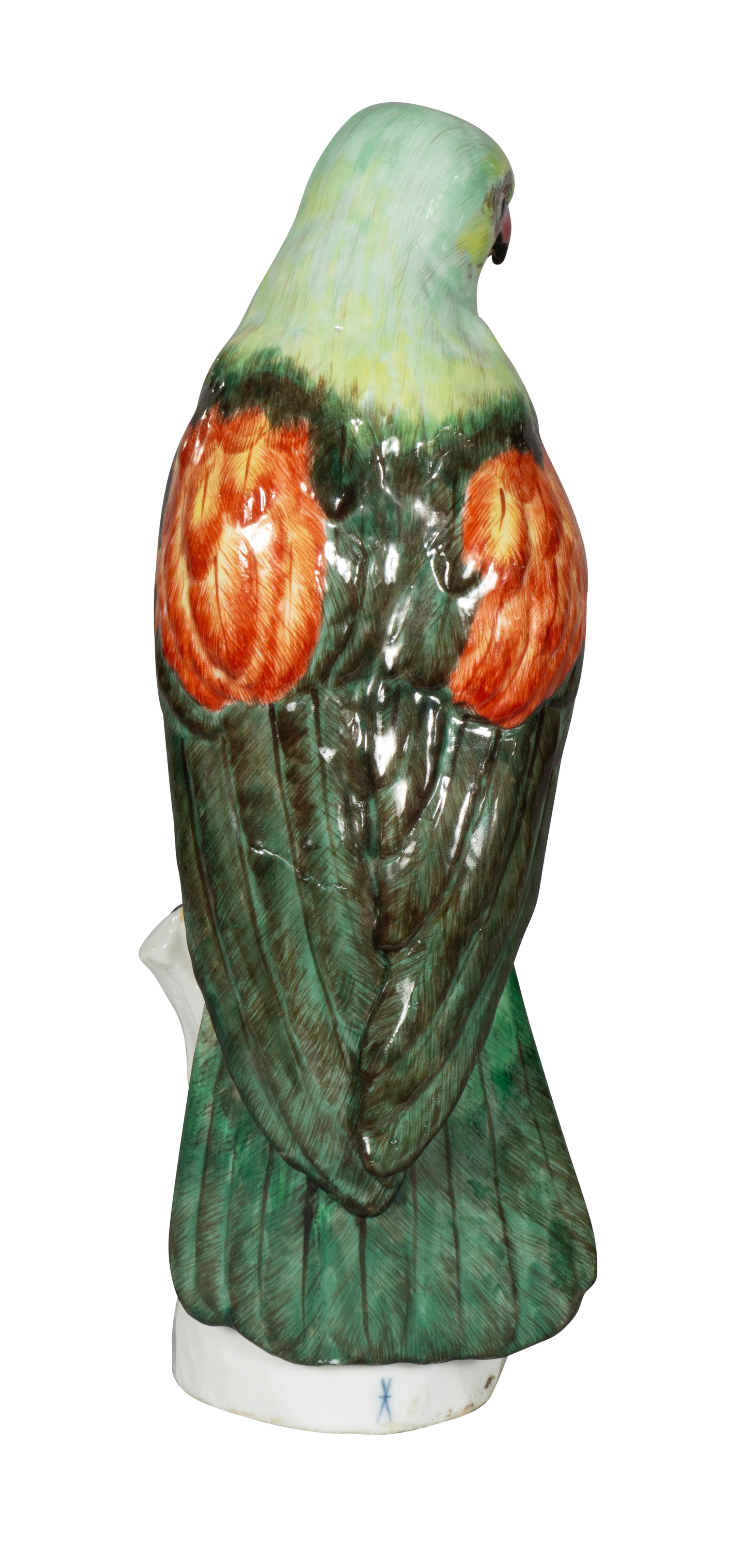 Figure d'un perroquet en porcelaine française en vente 3