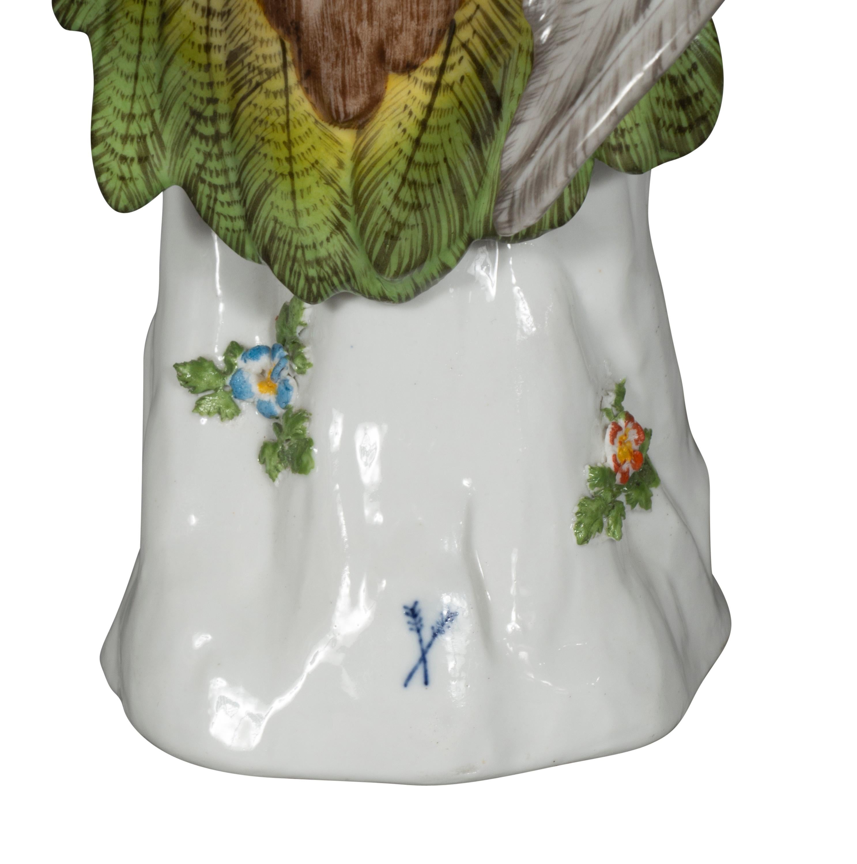 Figure d'un perroquet en porcelaine française en vente 3