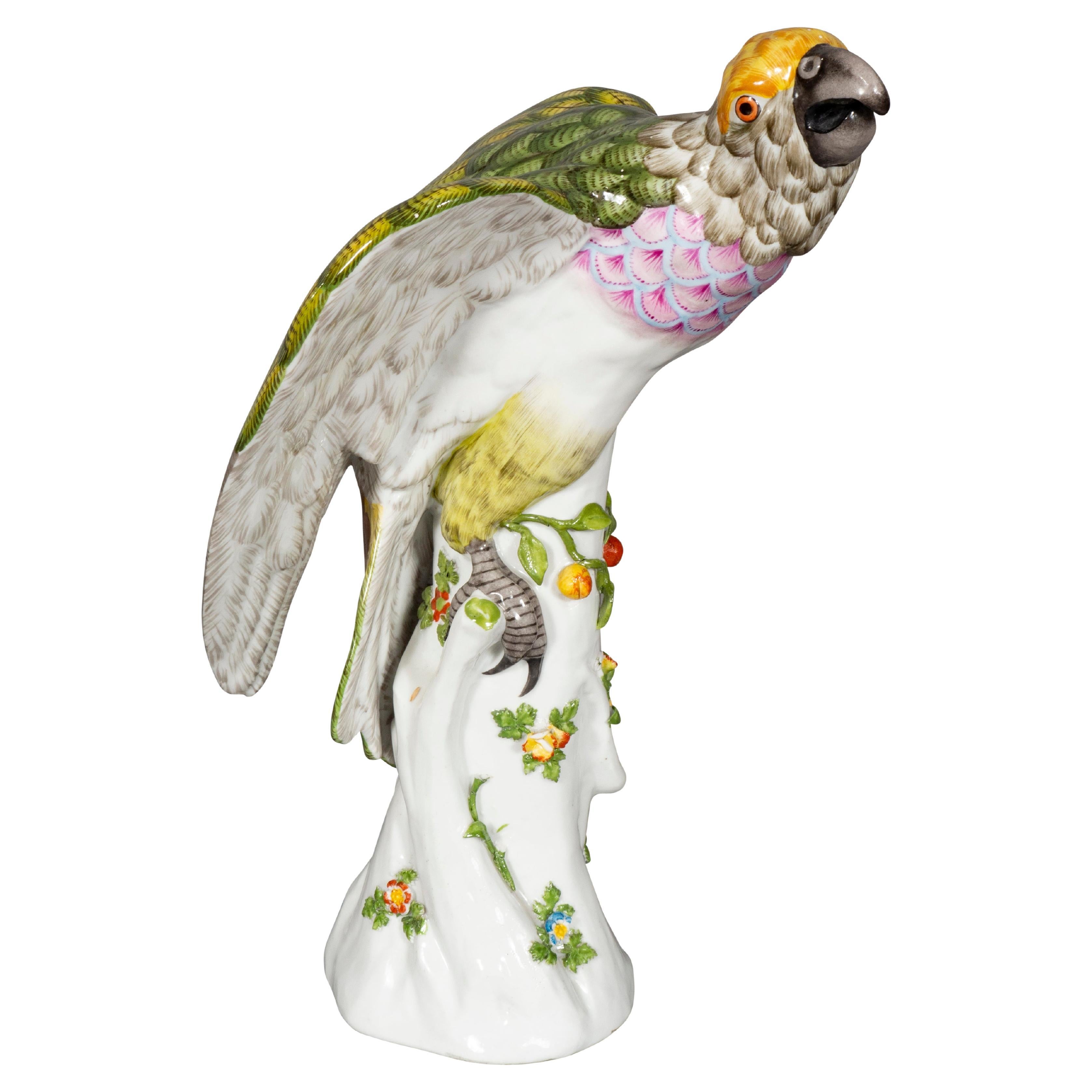 Figure d'un perroquet en porcelaine française en vente