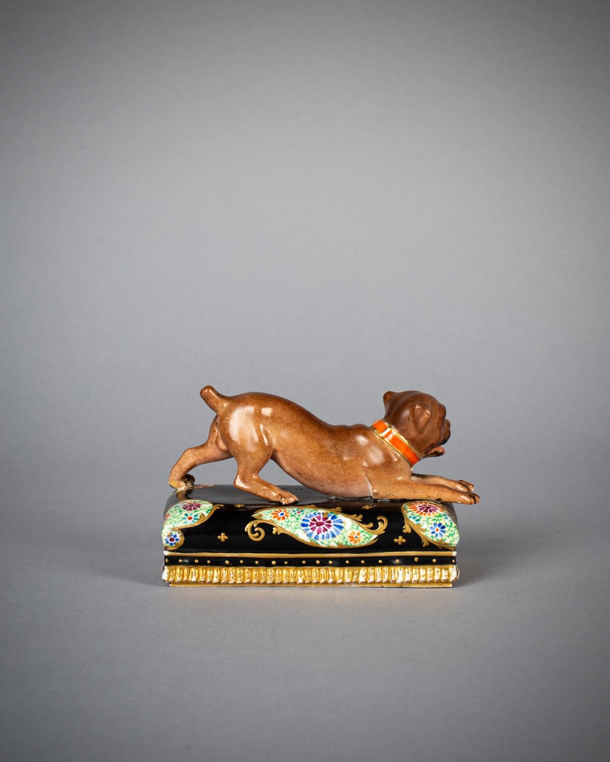 Figura di cane carlino su cuscino in porcellana francese, Jacob Petit, circa 1840.