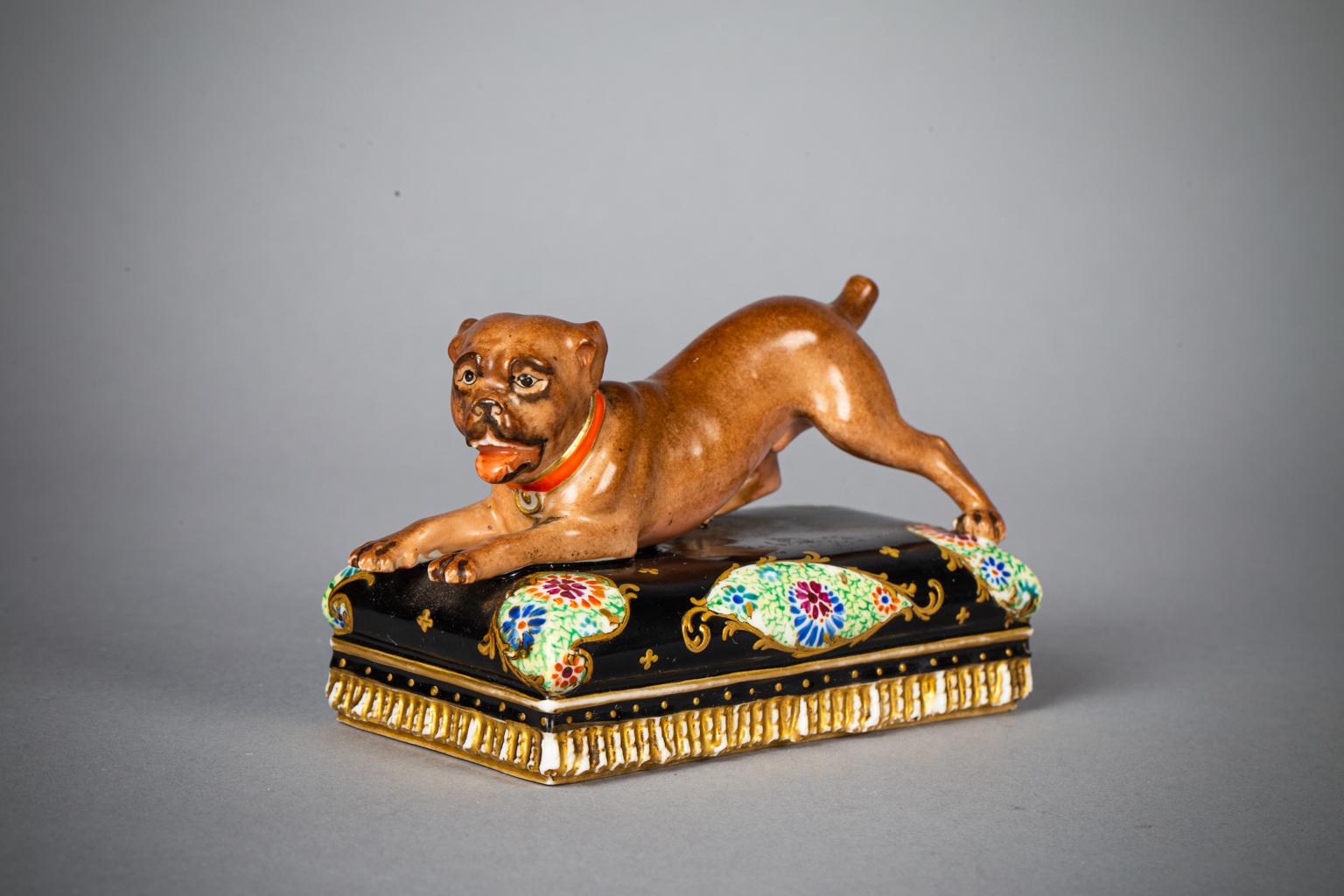 Français Figure en porcelaine française représentant un chien carlin sur un oreiller, Jacob Petit, vers 1840 en vente