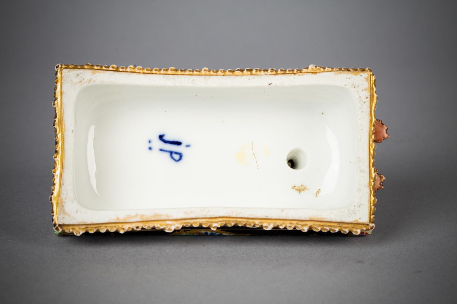 Figure en porcelaine française représentant un chien carlin sur un oreiller, Jacob Petit, vers 1840 Bon état - En vente à New York, NY