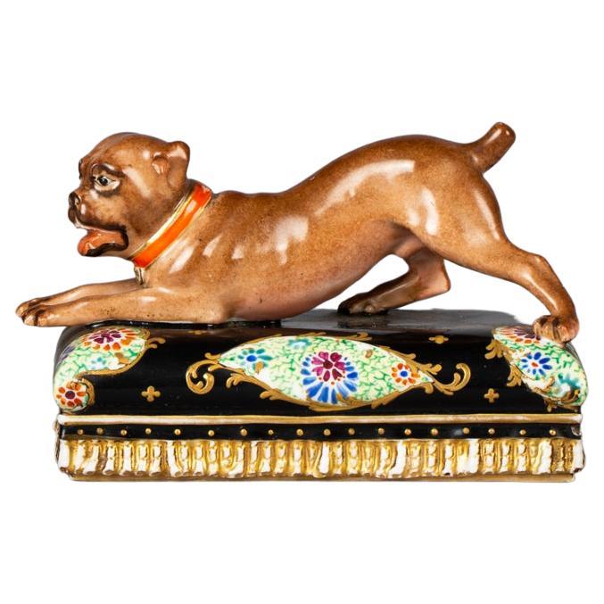 Figure en porcelaine française représentant un chien carlin sur un oreiller, Jacob Petit, vers 1840 en vente