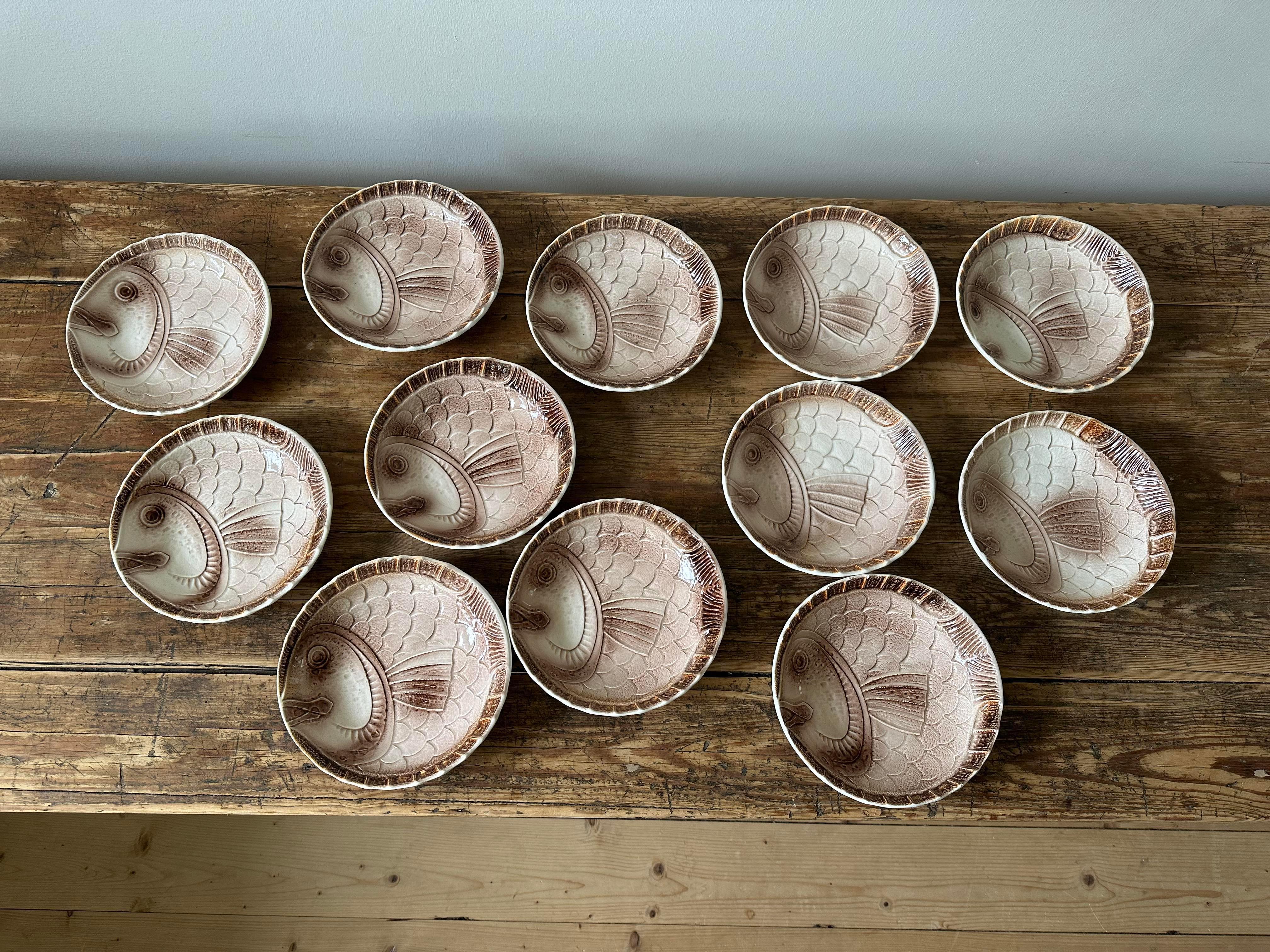 Französisches Porzellanfischglas aus Sarreguemines (12 Pieces) im Zustand „Hervorragend“ im Angebot in Älvsjö, SE