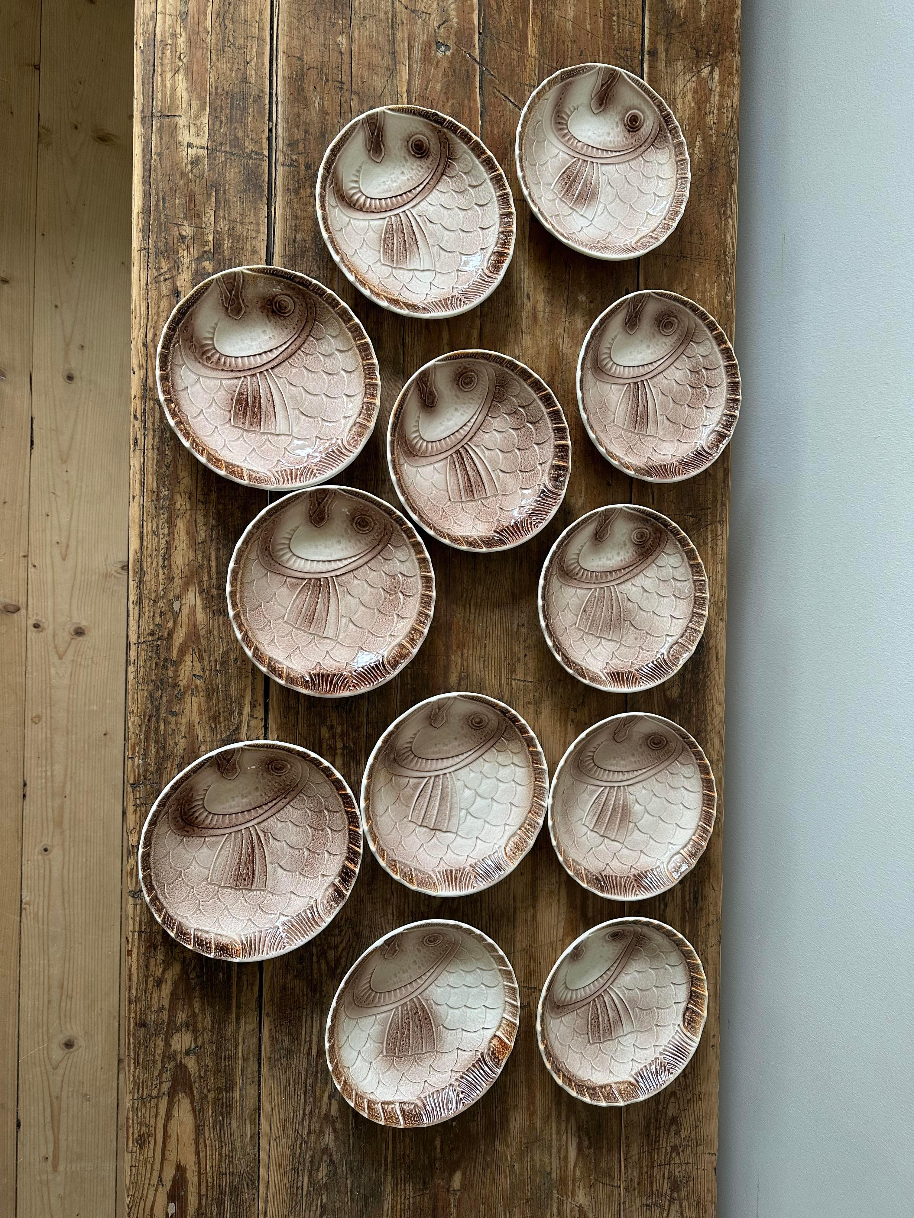 Französisches Porzellanfischglas aus Sarreguemines (12 Pieces) (Ende des 20. Jahrhunderts) im Angebot