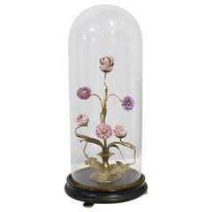 Globe de fleurs en porcelaine française style Mariee sous dôme de présentation en verre