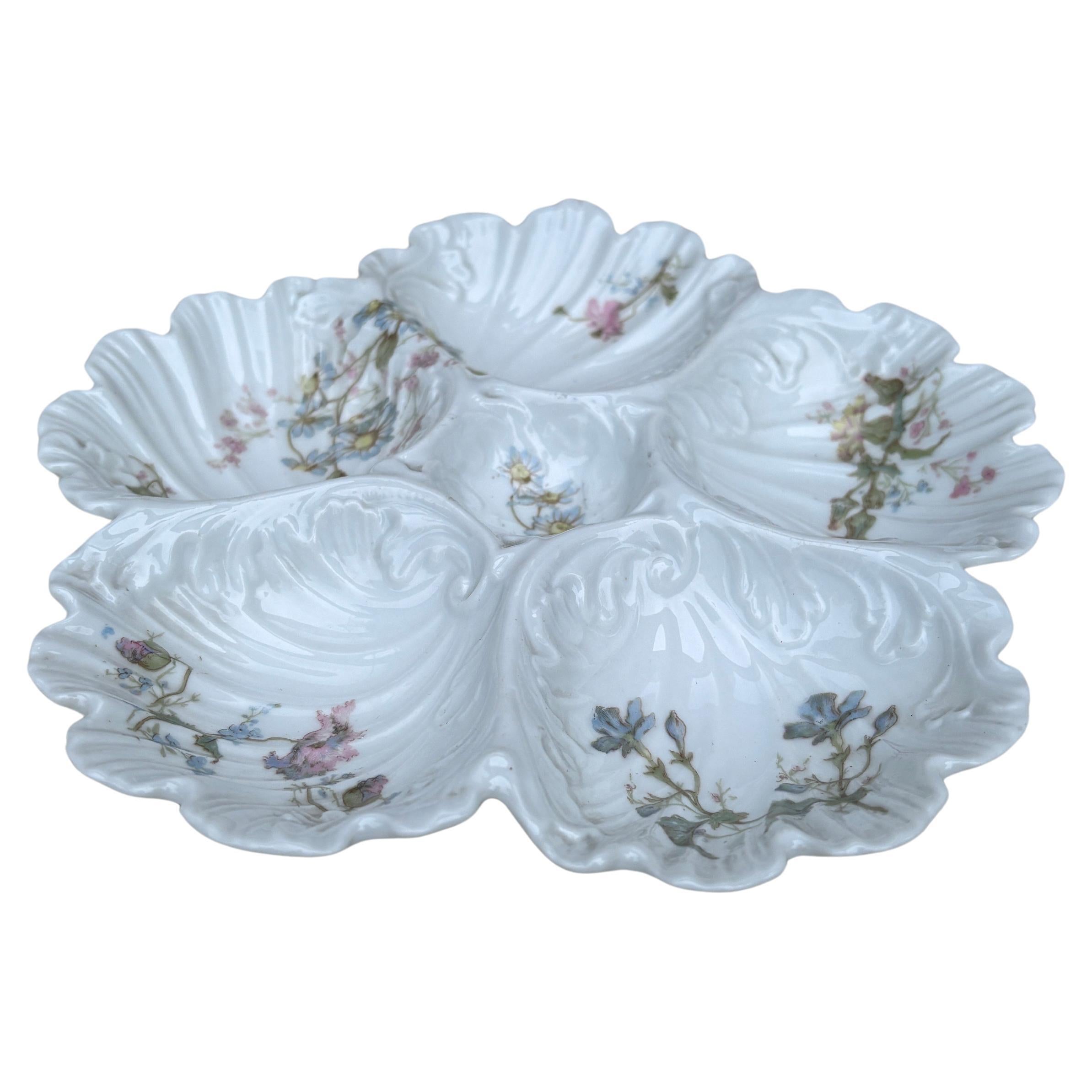 Plato de Ostra de Flores de Porcelana Francesa de Limoges, circa 1900.
8,5 pulgadas de diámetro.
