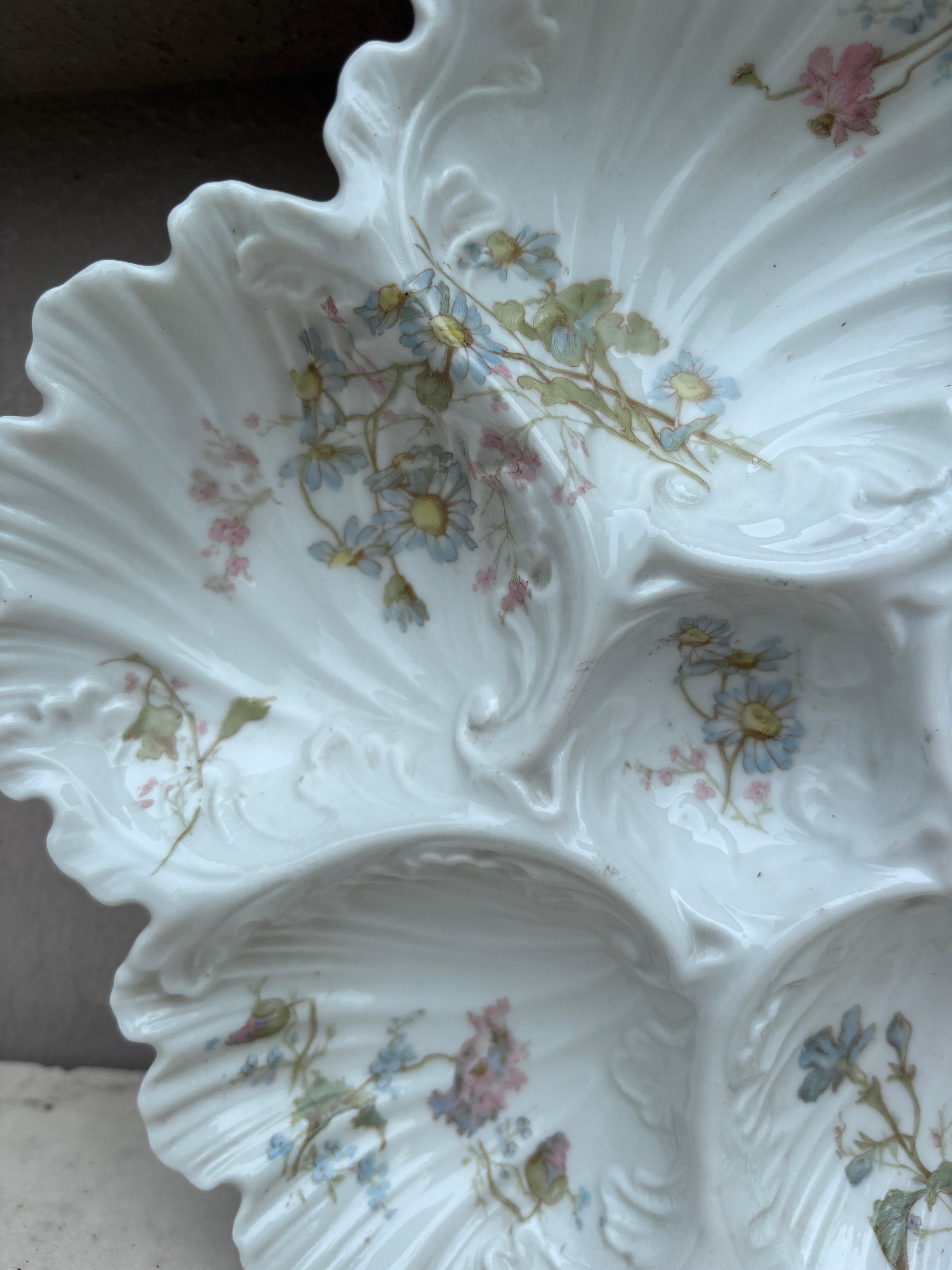 Plato de ostras de flores de porcelana francesa de Limoges, circa 1900 Romántico en venta