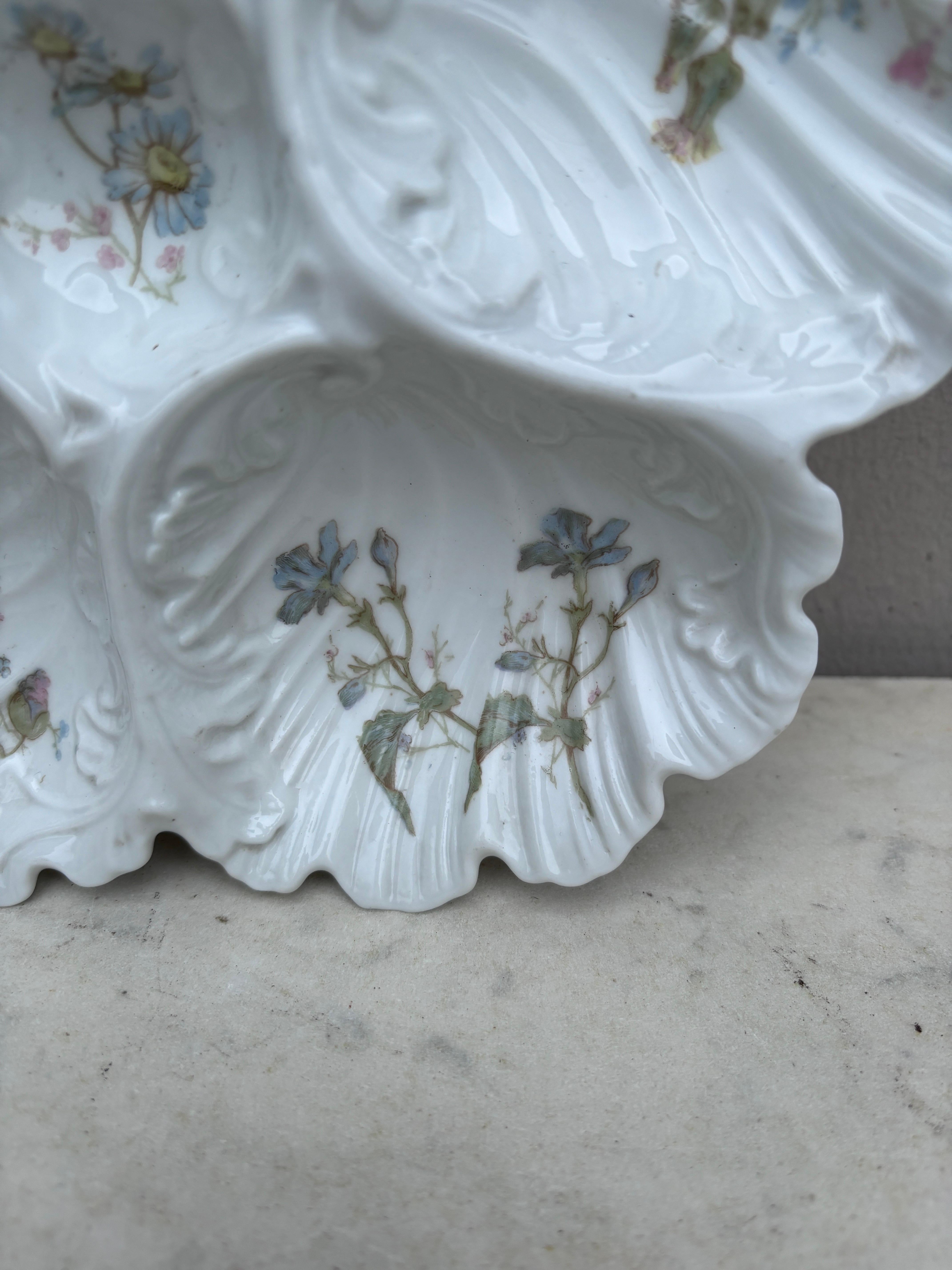 Plato de ostras de flores de porcelana francesa de Limoges, circa 1900 Francés en venta