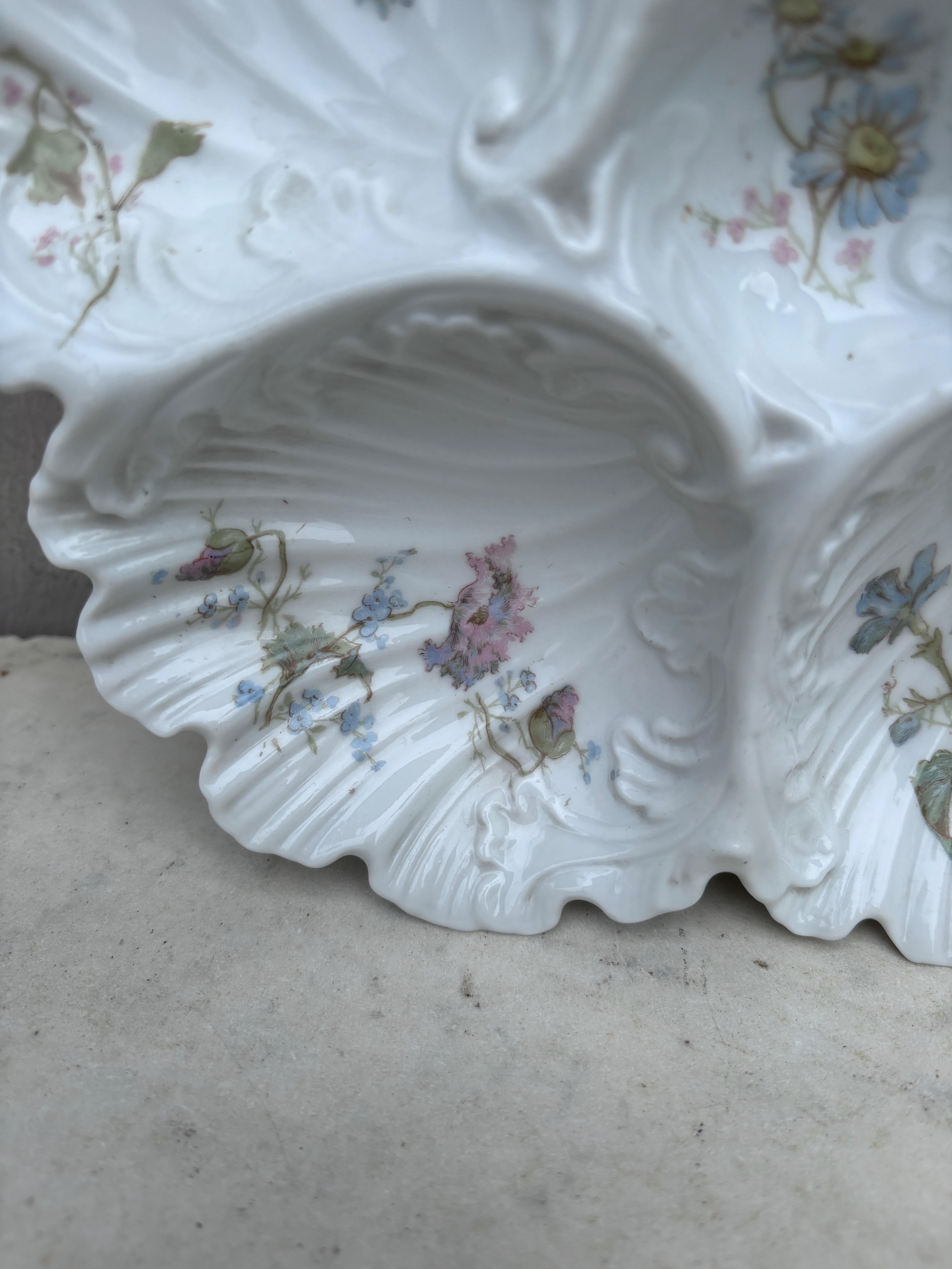Plato de ostras de flores de porcelana francesa de Limoges, circa 1900 en Excelente estado para la venta en Austin, TX