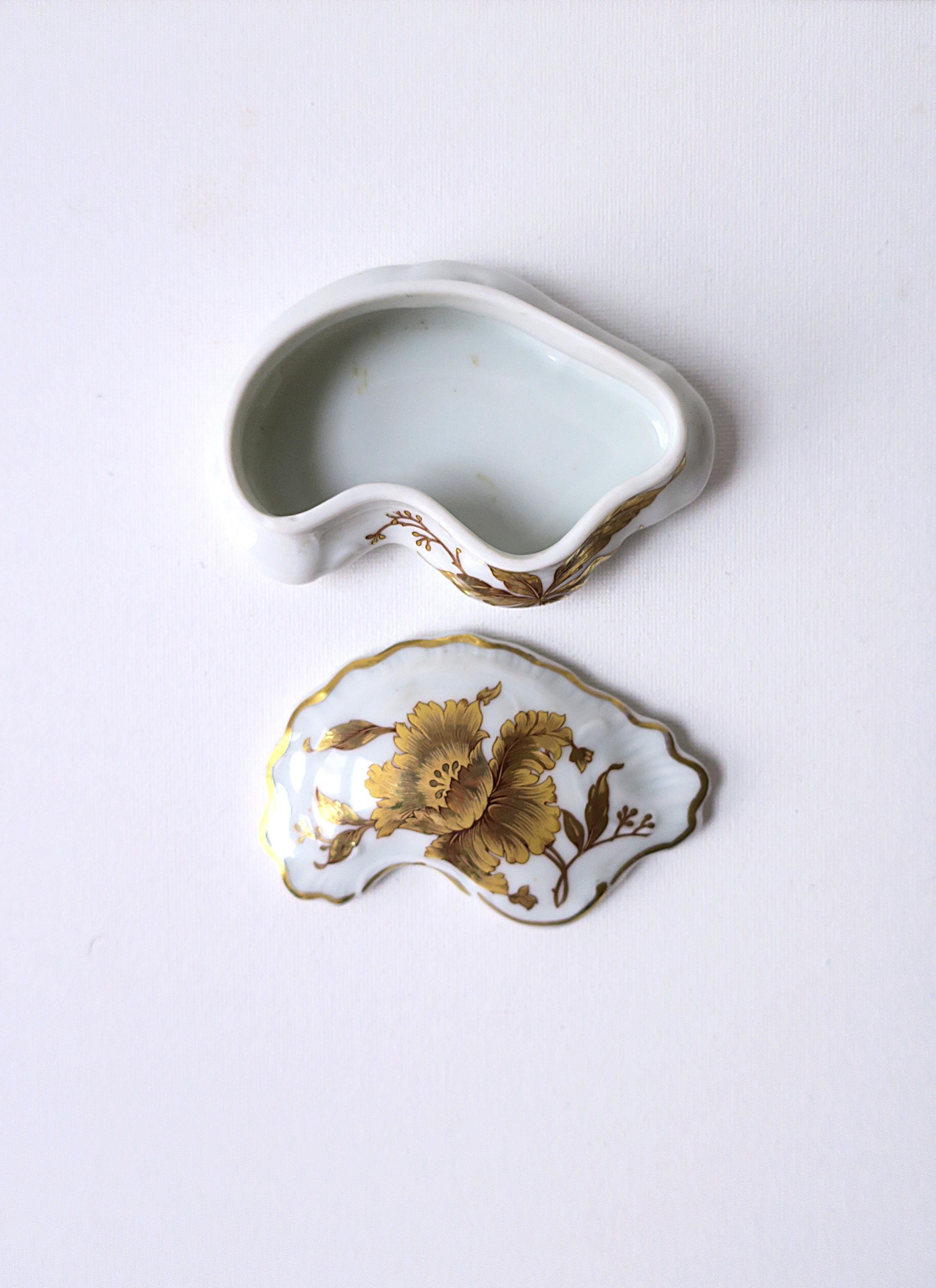 French Porcelain Jewelry Box In Excellent Condition For Sale In New York, NY
