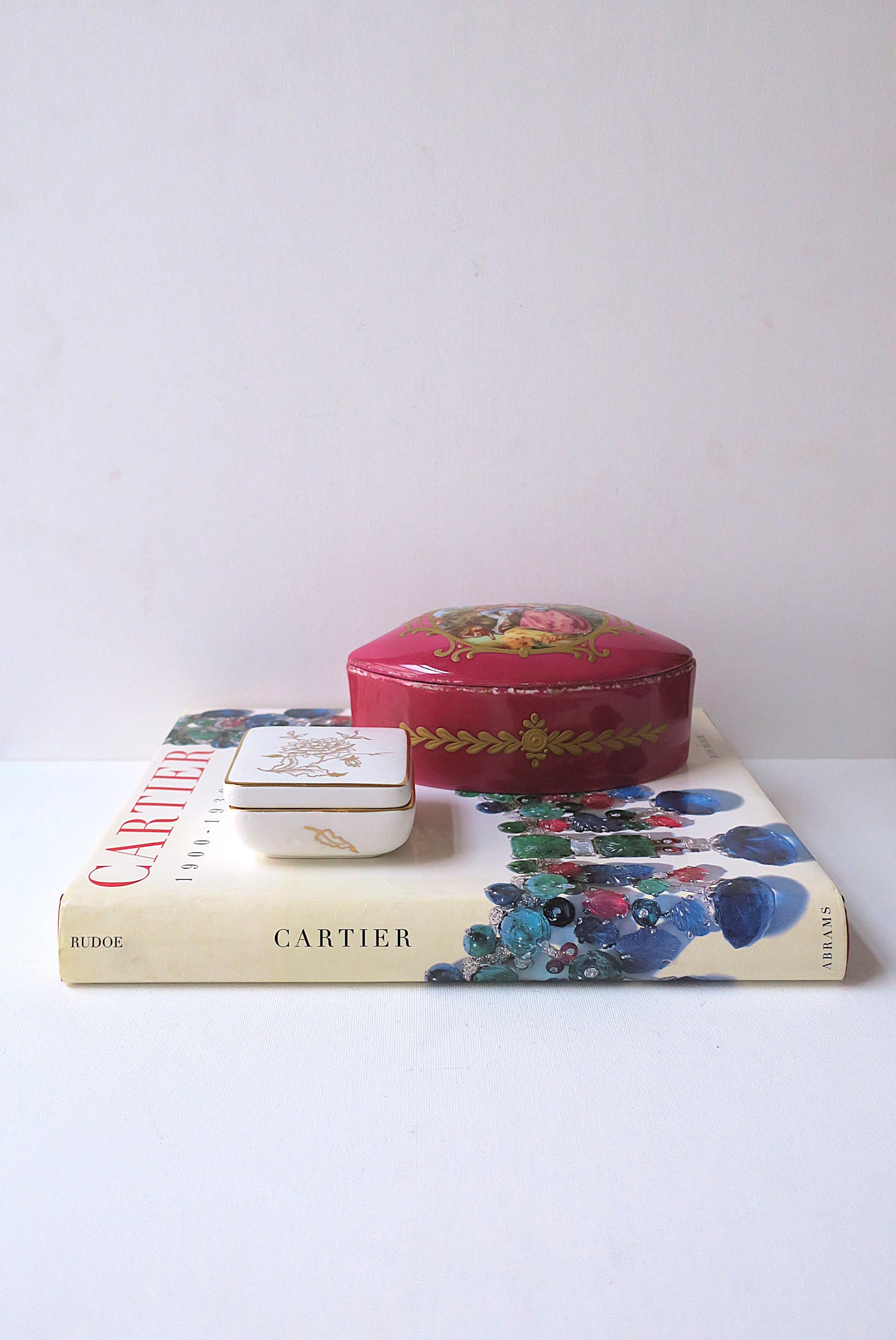 French Porcelain Jewelry Box In Good Condition For Sale In New York, NY