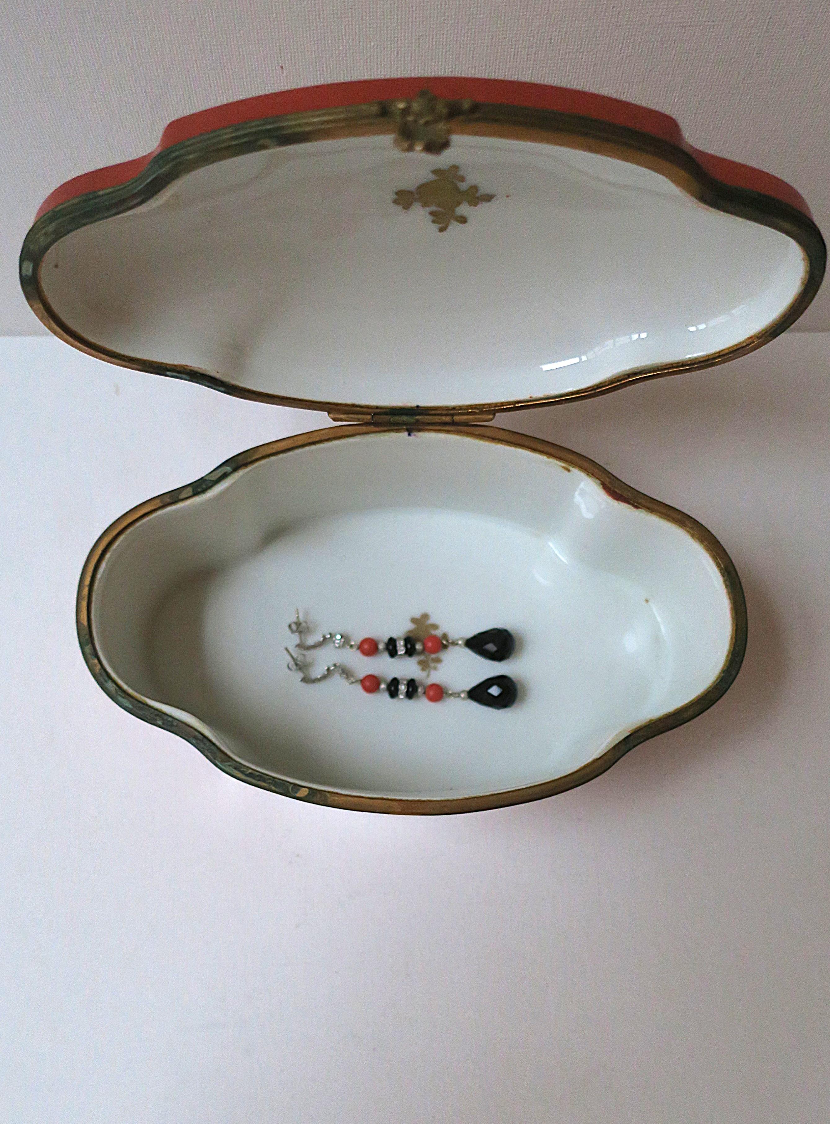 Ottone Scatola per gioielli in porcellana francese in vendita
