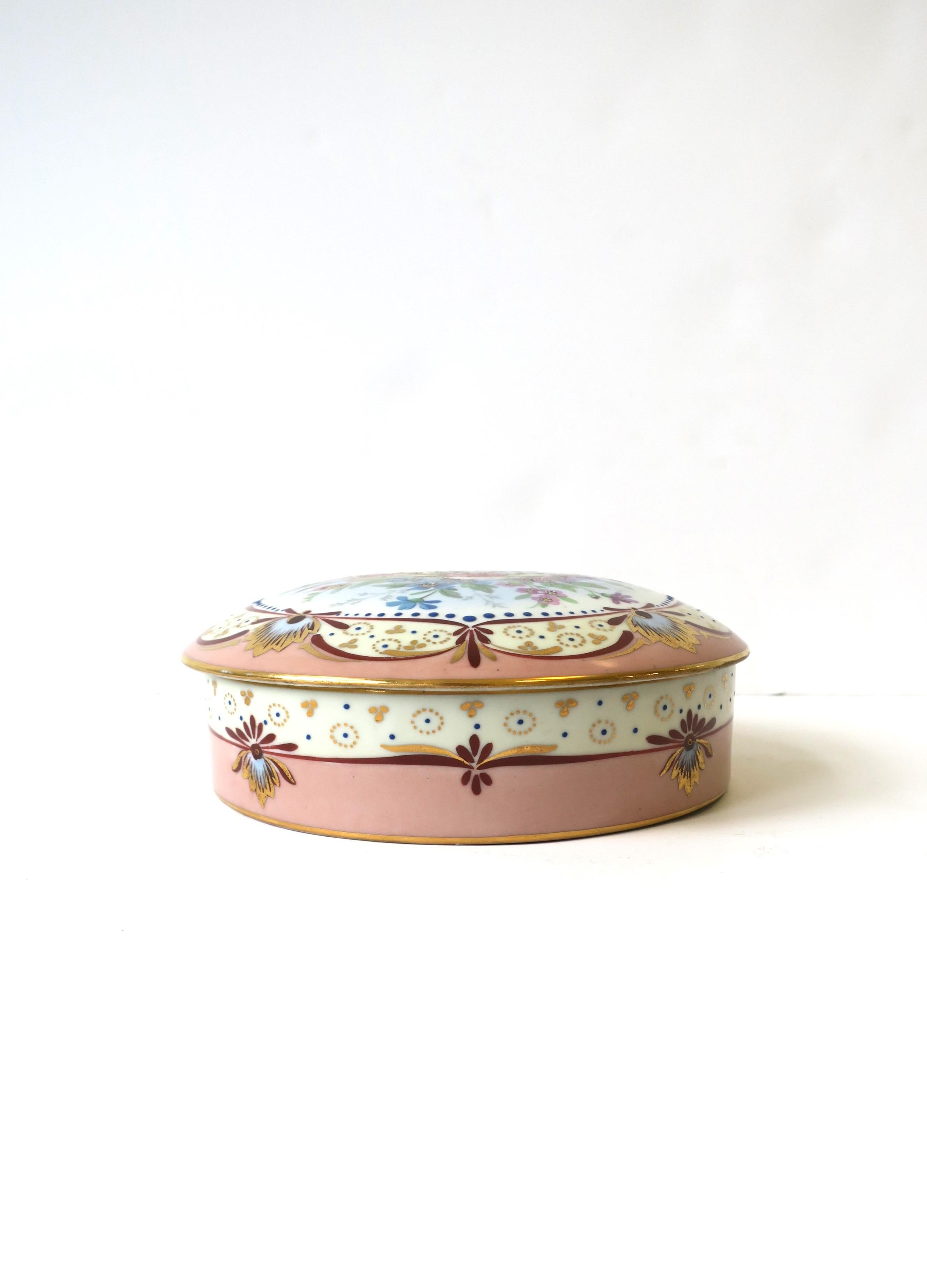 Boîte à bijoux en porcelaine française en vente 2
