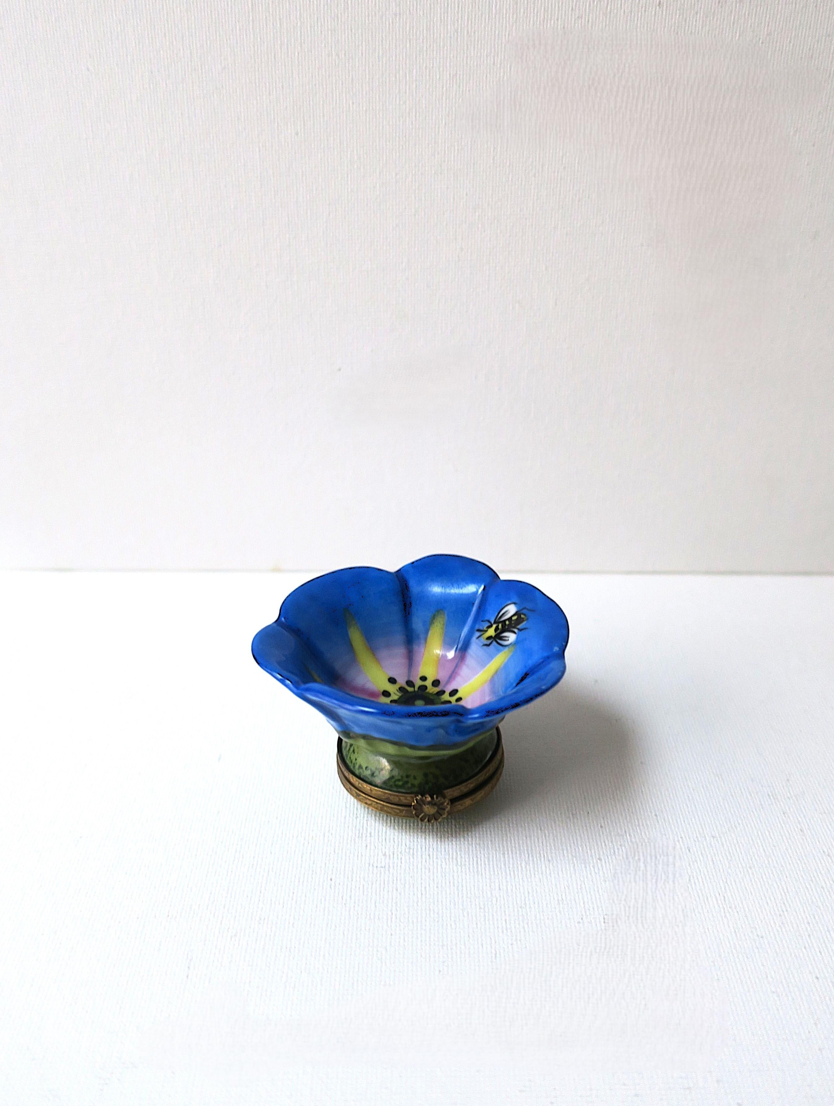 Precioso joyero y pastillero de porcelana francesa, con diseño de flores y abejas, hacia finales del siglo XX, Francia. Sujeta joyas en la copa de la flor y en el reverso una cajita redonda para guardar pastillas u otros objetos. Fabricada en