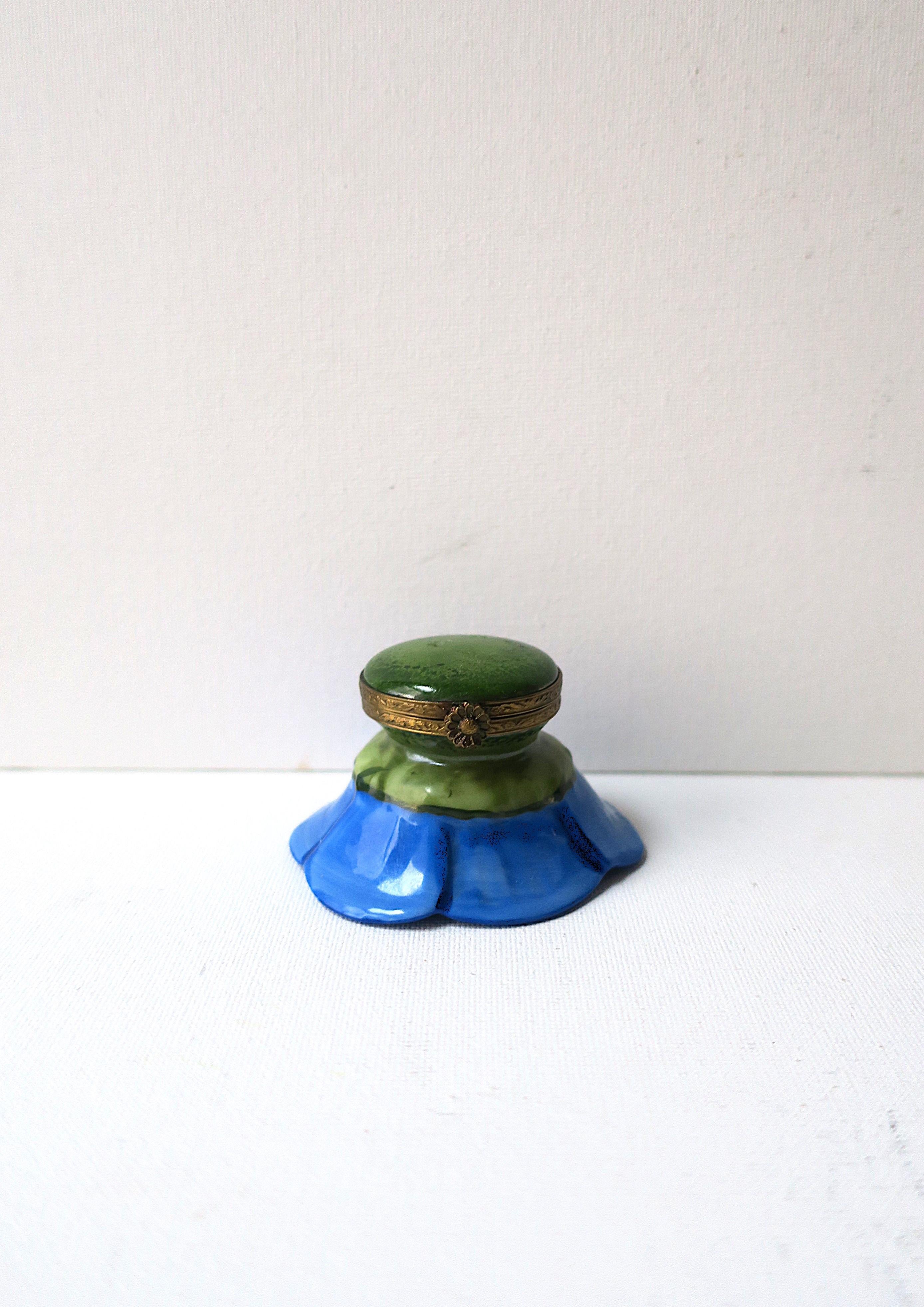 Plato pastillero de porcelana francesa siglo XX en venta