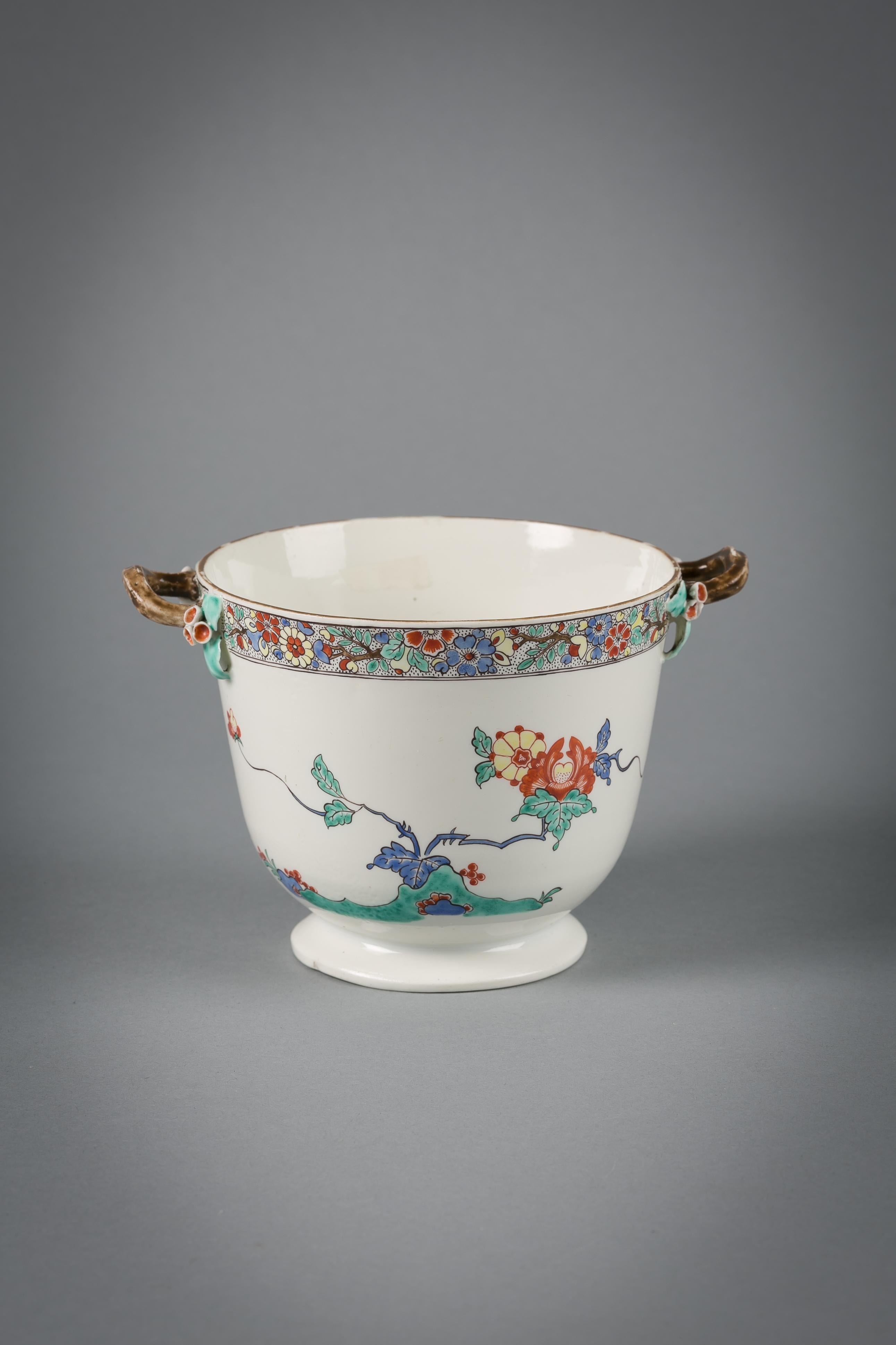 French Porcelain Kakiemon Cachepot, Chantilly, circa 1740.