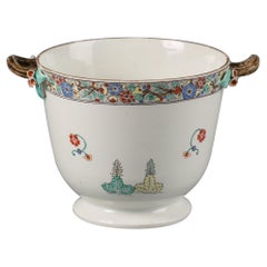 French Porcelain Kakiemon Cachepot, Chantilly, circa 1740