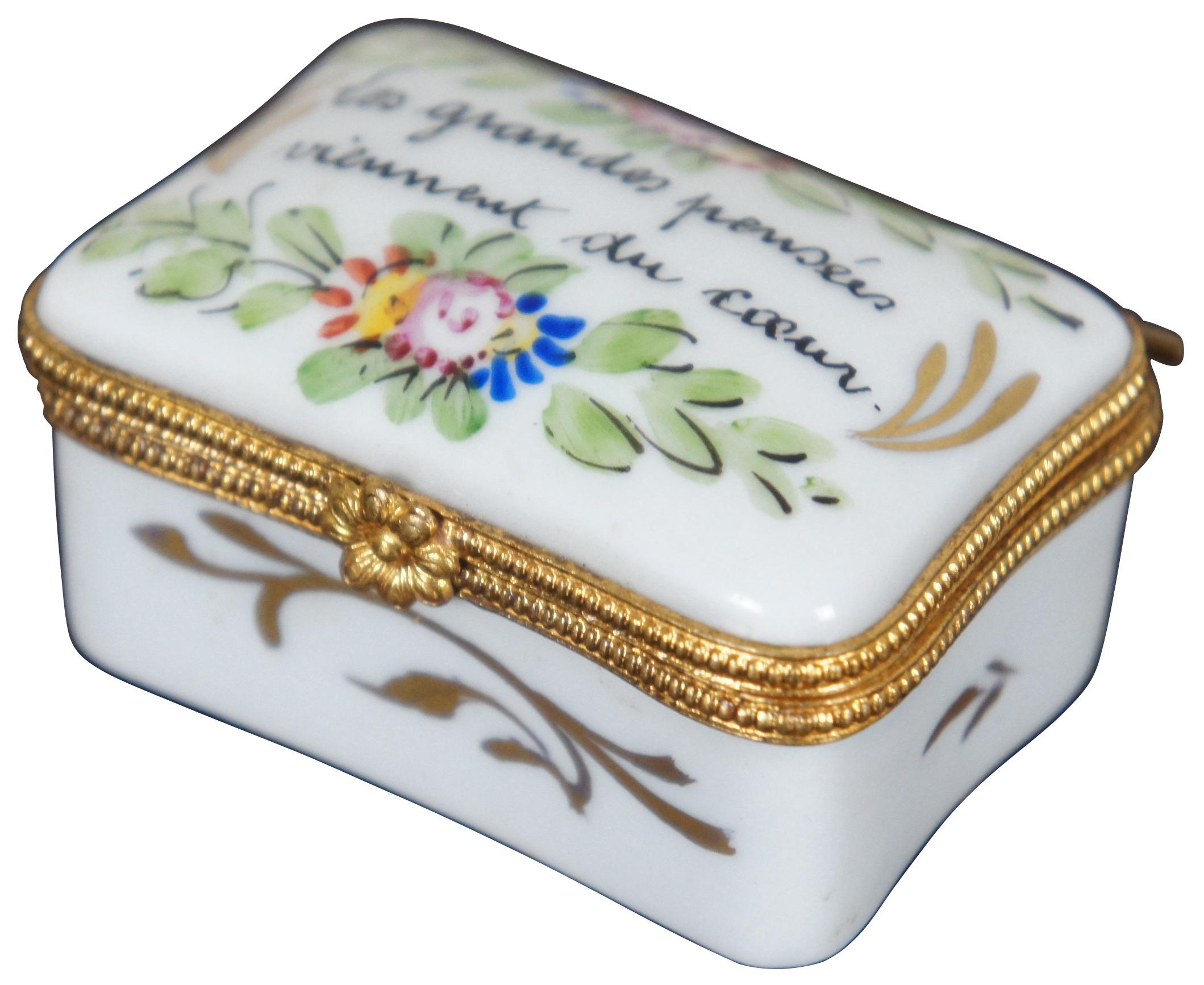 Vintage Limoges porcelain trinket or pill box hand painted with gold leaves, flowers, and the phrase “Les Grandes Penses Viennent du Coeur” (French for “Grand thoughts come from the heart”).
 